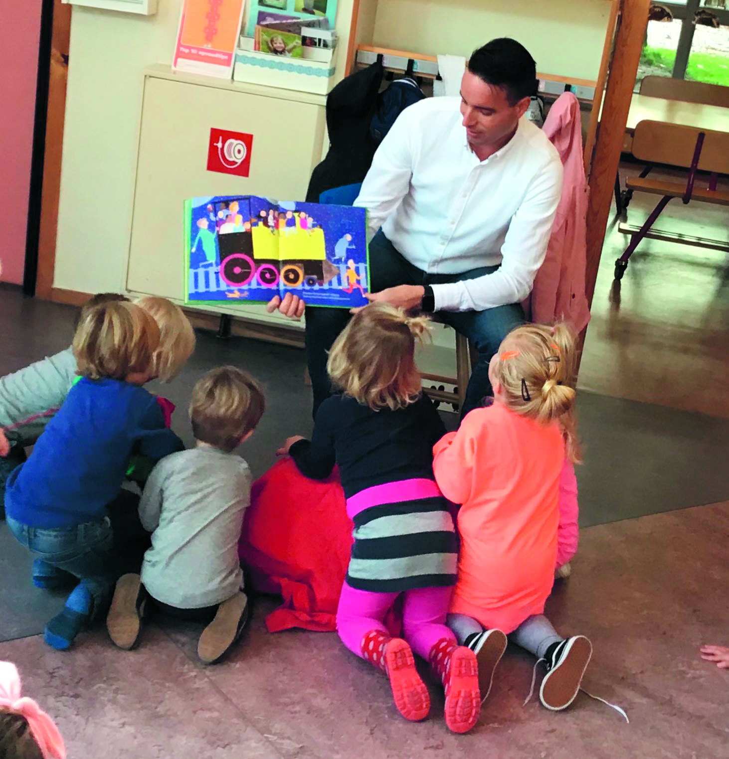 De kinderen luisteren ademloos naar het verhaal. (Foto: aangeleverd)
