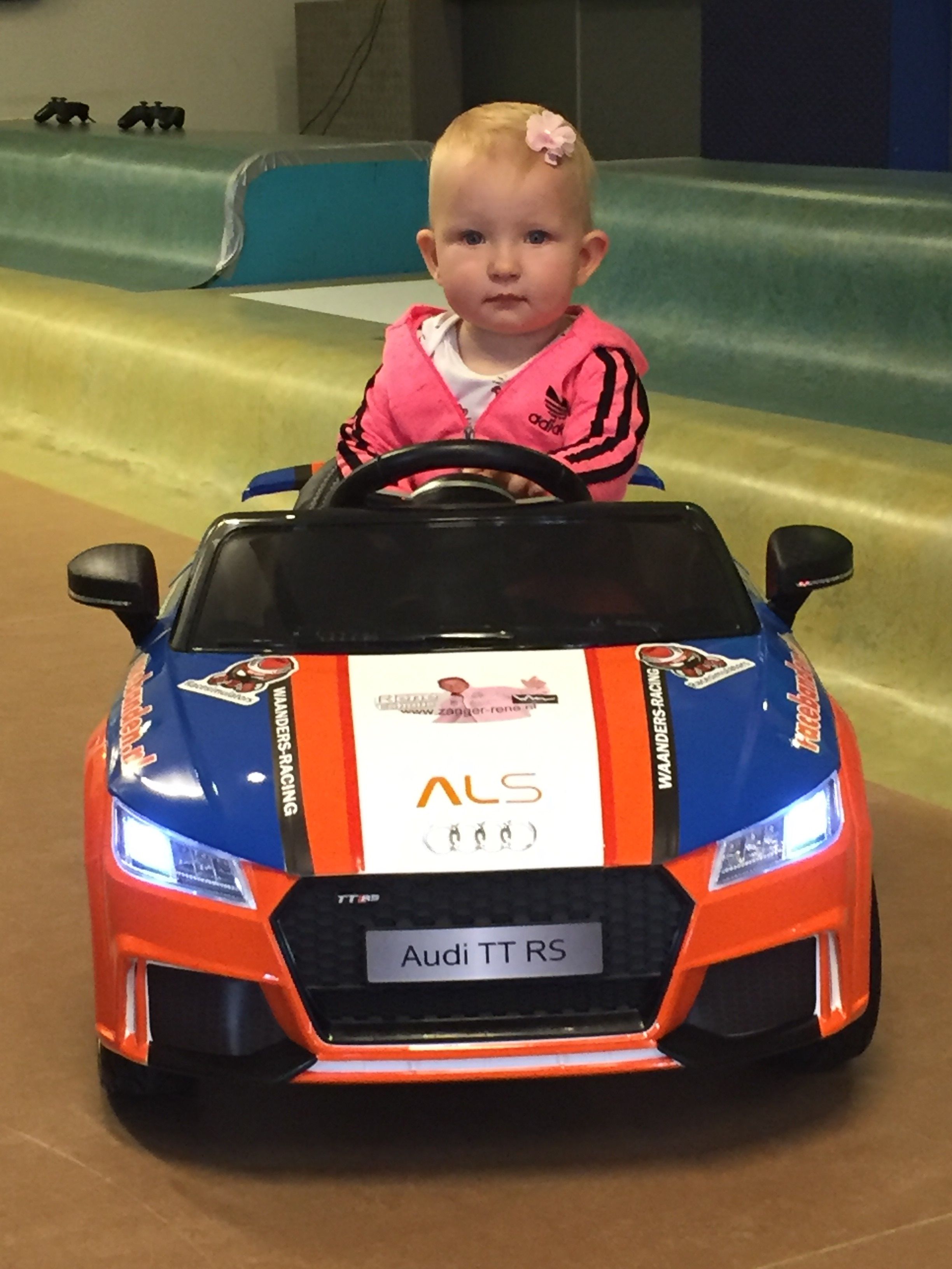 Alina Ouaalit was er beduusd van. Zij mocht als eerste een rondje rijden in de elektrische Audi TT RS, die geschonken is aan de kinderpolikliniek van het Waterlandziekenhuis. (Foto: aangeleverd)