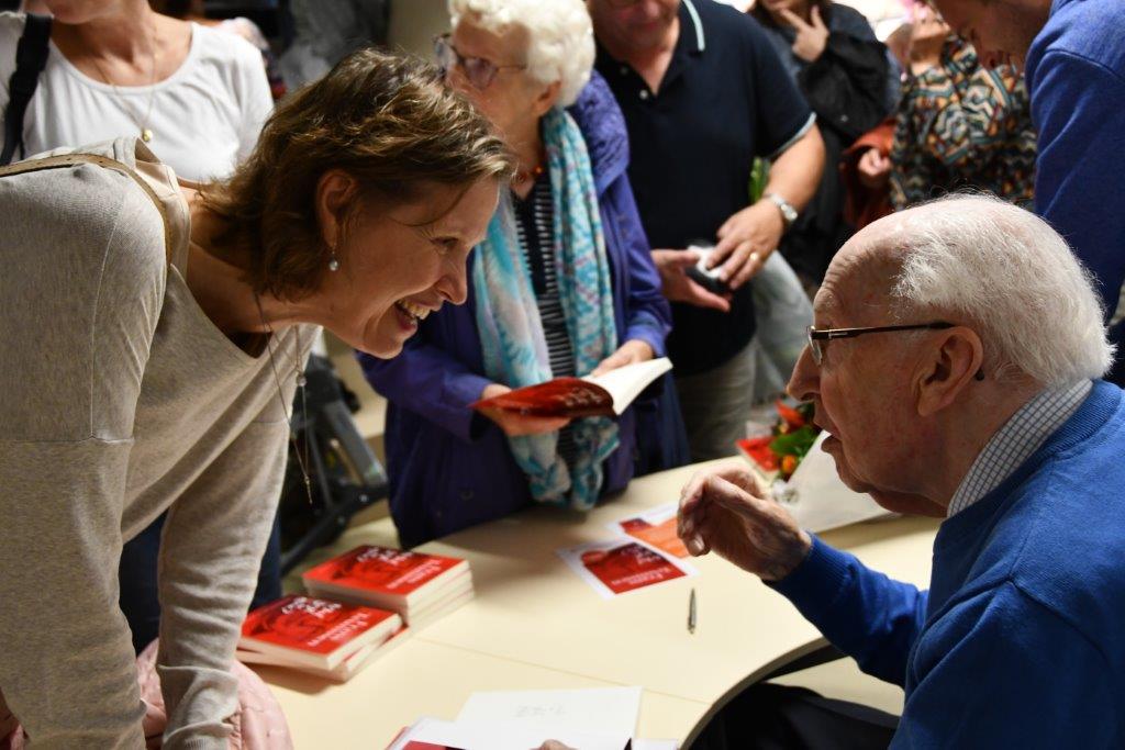 De bezoekers konden ter plekke een exemplaar van het boek aanschaffen en door Frans Teunissen laten signeren. (FOTO: LEO TILLMANS)