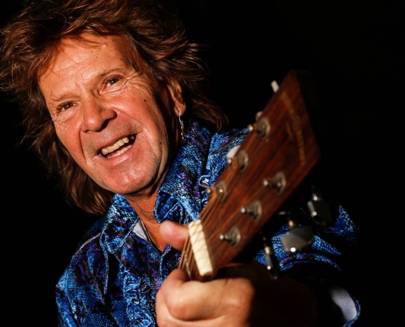 Loek Manshande brengt samen met een liveband verschillende Neil Diamond-songs ten gehore. (Foto: aangeleverd)