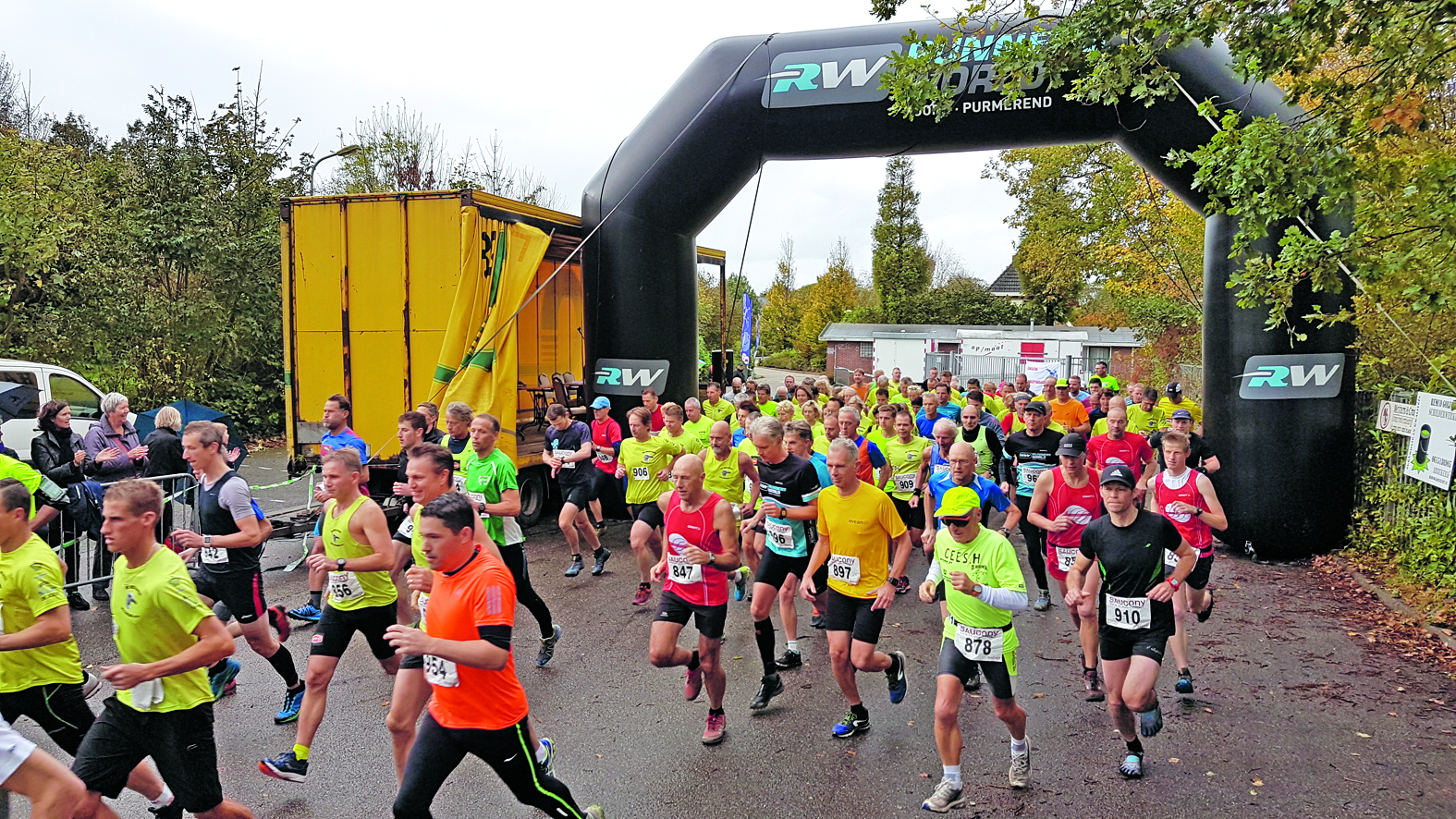 De deelnemers van de veldloop of wandeltocht van ALIJV starten bij Het Nieuwe Bonte Paard. (Foto: aangeleverd)