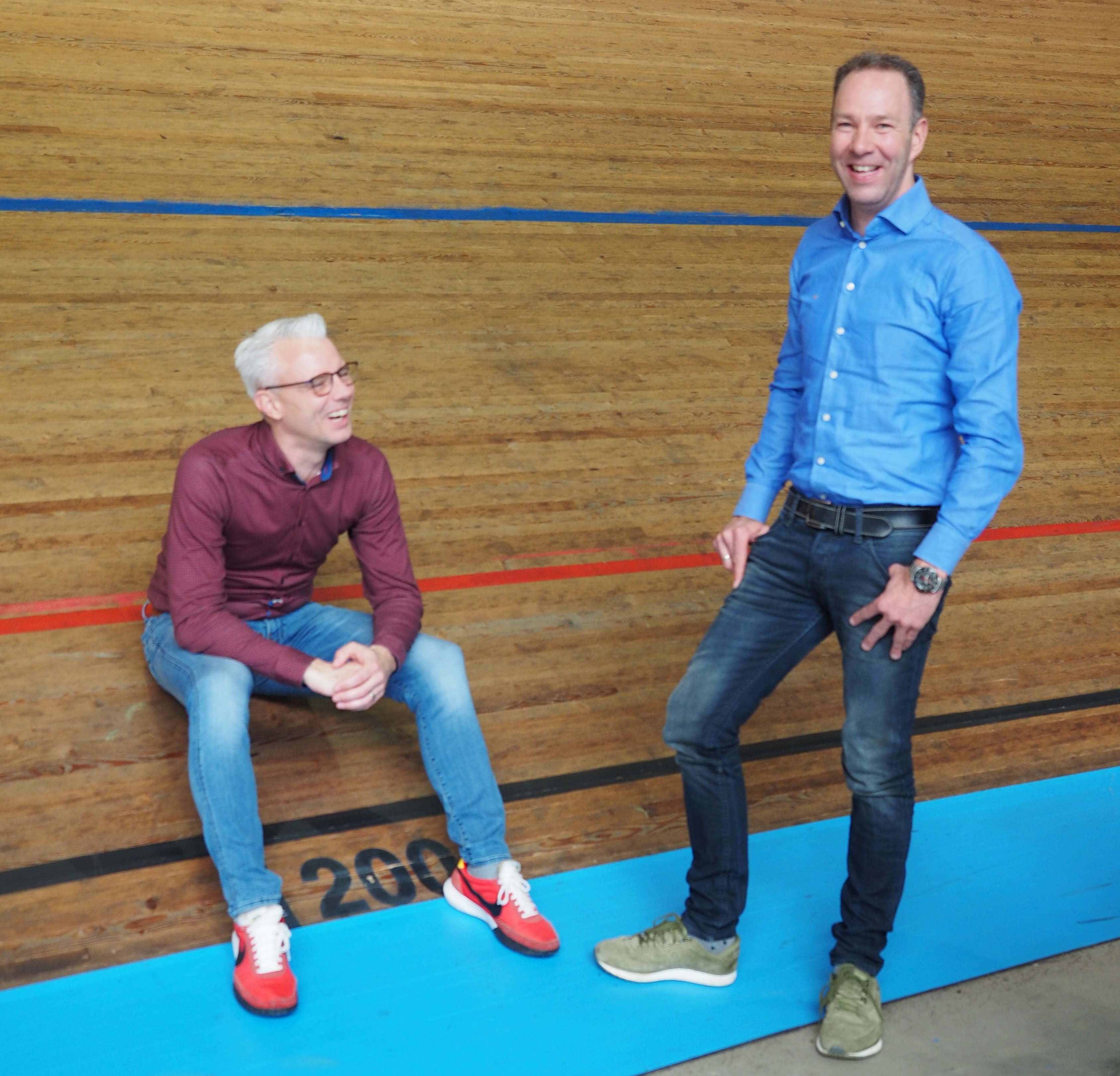 Wedstrijdleiders Robert Slippens (links) en Danny Stam op het Alkmaarse larikshout of in Sportpaleis Alkmaar. (Foto: aangeleverd)