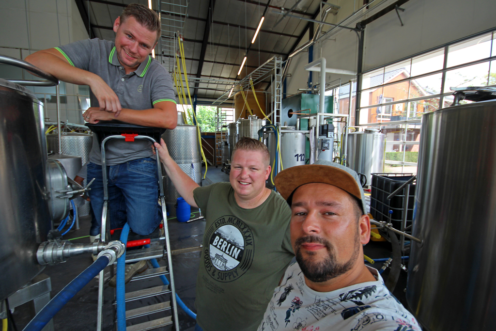 De Uitgeester buurmannen Ricardo, Stefan en Roderick hebben het geklaard: hun eigen 'Bier door Mannen'. (foto aangeleverd)