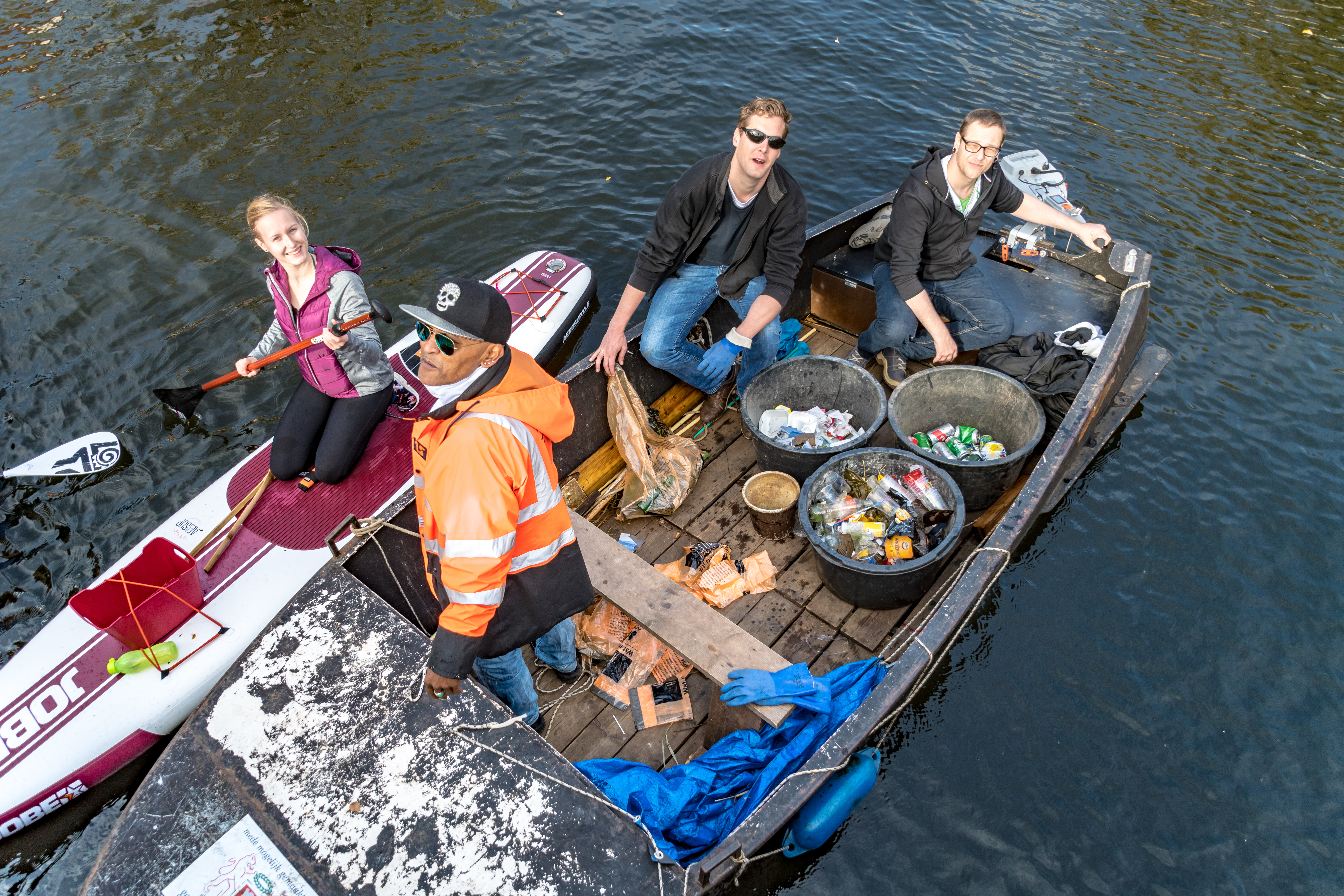 De vrijwilligers werden bijgestaan door een bootje met schippers van Actief Talent. (Foto: aangeleverd)
