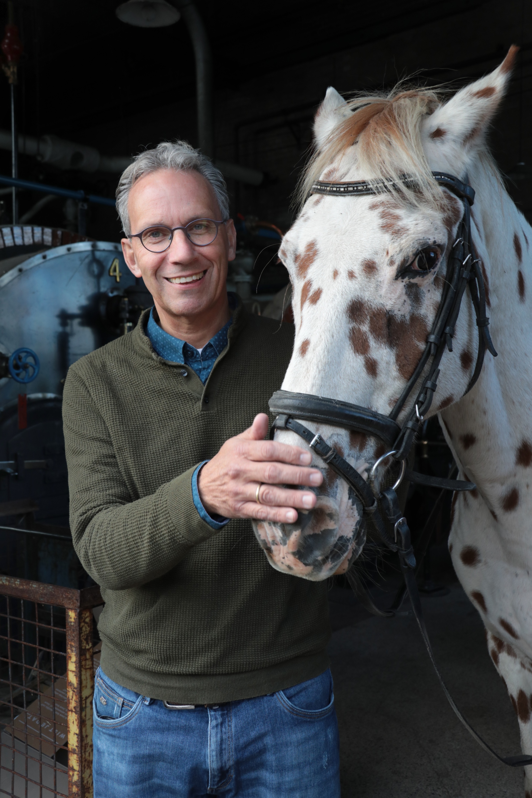 Museumdirecteur Harry de Bles met paard bij de ketels van het Stoommachinemuseum. (Foto: Kenneth Stamp)
