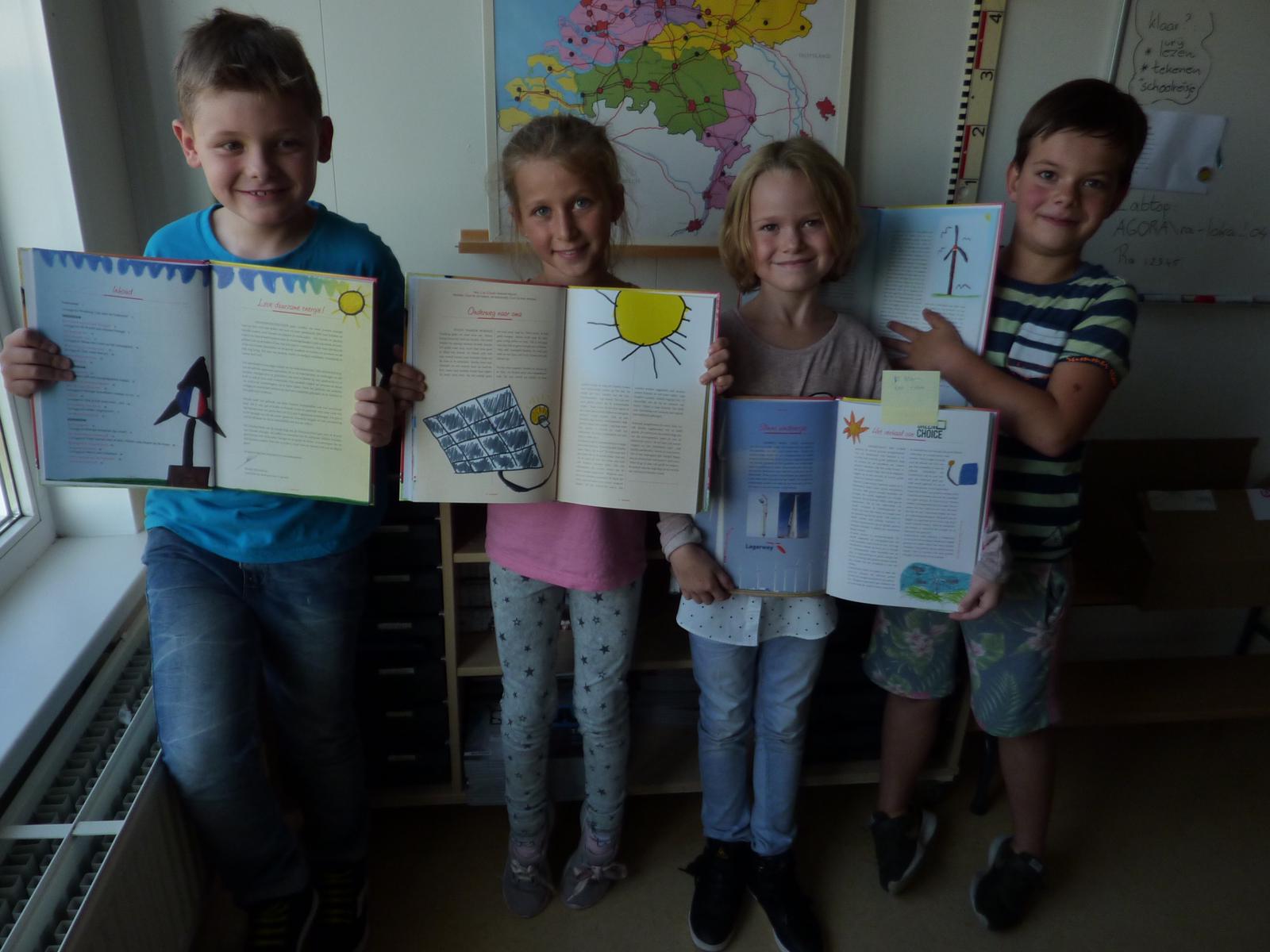 Daan, Xavie, Emma en Mees zijn leerling van Basisschool De Rank in Westzaan. Zij laten hun tekeningen zien die dit jaar zijn opgenomen in het voorleesboek van de Dag van de Duurzaamheid. (Foto: aangeleverd)
