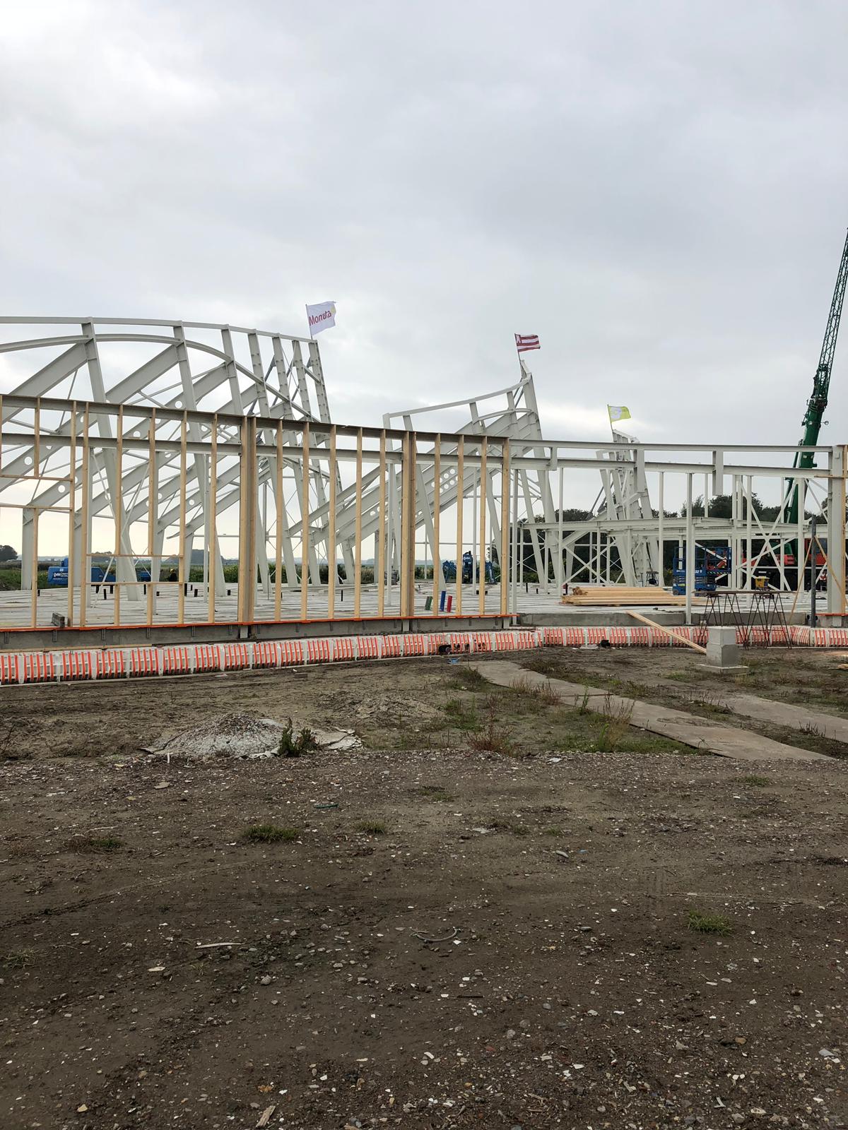 De bouw van het crematorium en uitvaartcentrum aan de Meerweg ligt op schema. (Foto: aangeleverd)