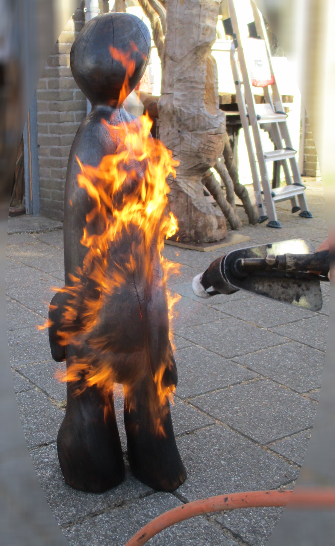 Jos Apeldoorn experimenteert in het verbranden van beelden voor een diep zwarte uitstraling. (Foto: aangeleverd)