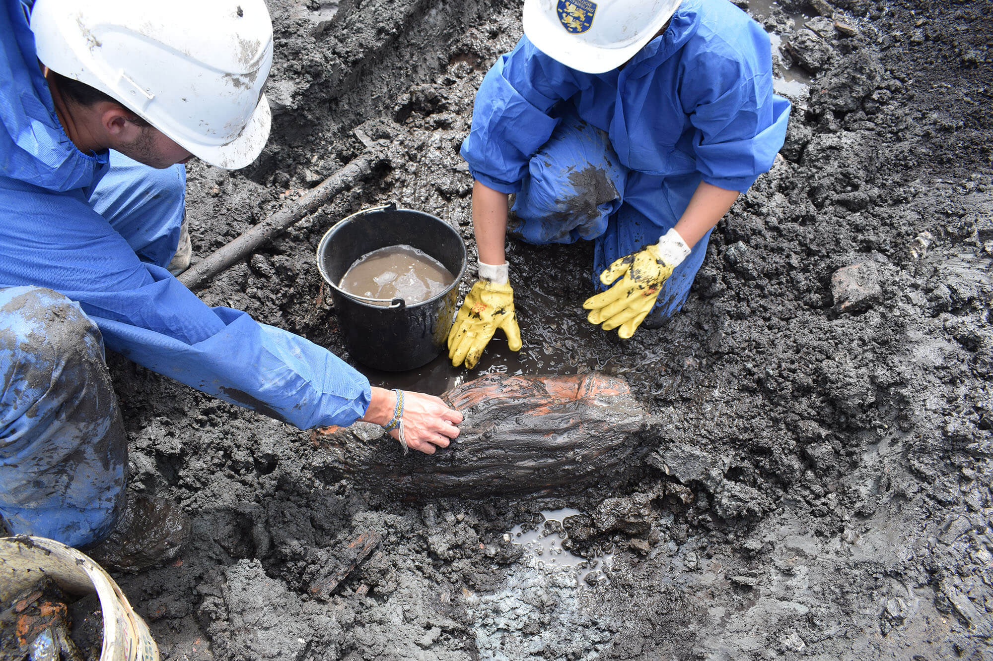 Tijdens een archeologische opgraving aan de Romeinstraat in het centrum van de VOC-stad Enkhuizen werd bij toeval een nagenoeg compleet beeld van de Romeinse god van de handel Mercurius gevonden. (Foto: aangeleverd)