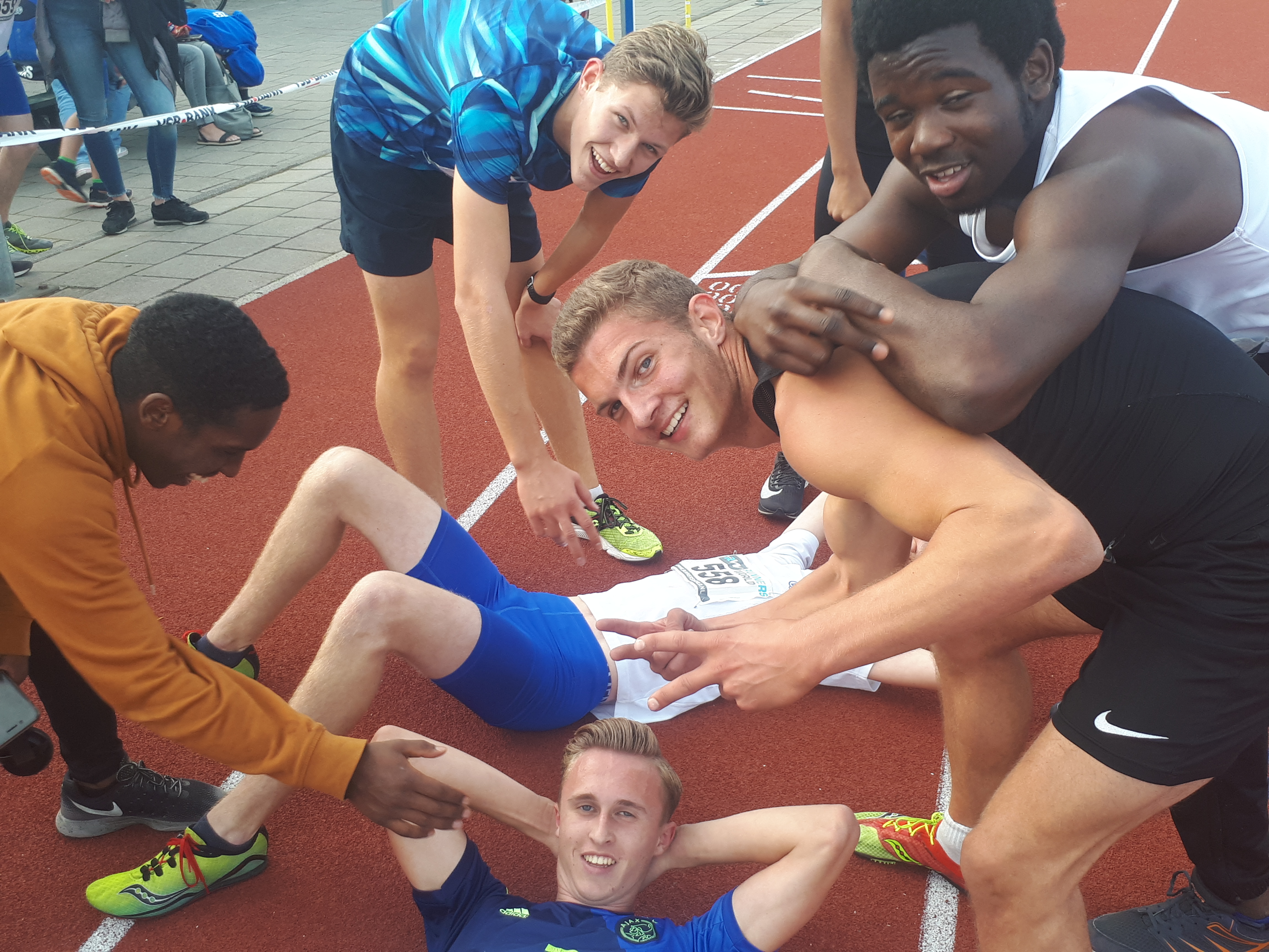 Blij en moe de JJA/B na de afsluitende 800 meter van hun meerkamp. Rechts vooraan Dylan Langeveld. Hij sprong 1,70 meter hoog en wierp de discus bijna 40 meter ver. (FOTO: AANGELEVERD)
