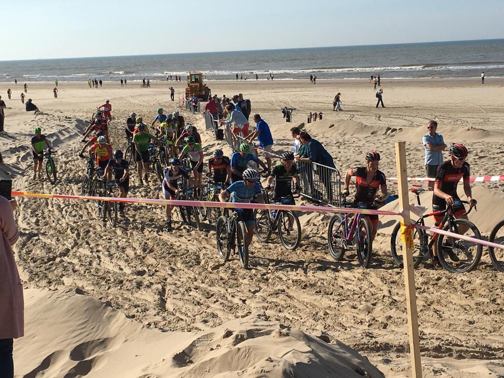 De zandheuvel was een zwaar obstakel voor de deelnemers van de Derp Bikers Beachrace. (Foto: aangeleverd)