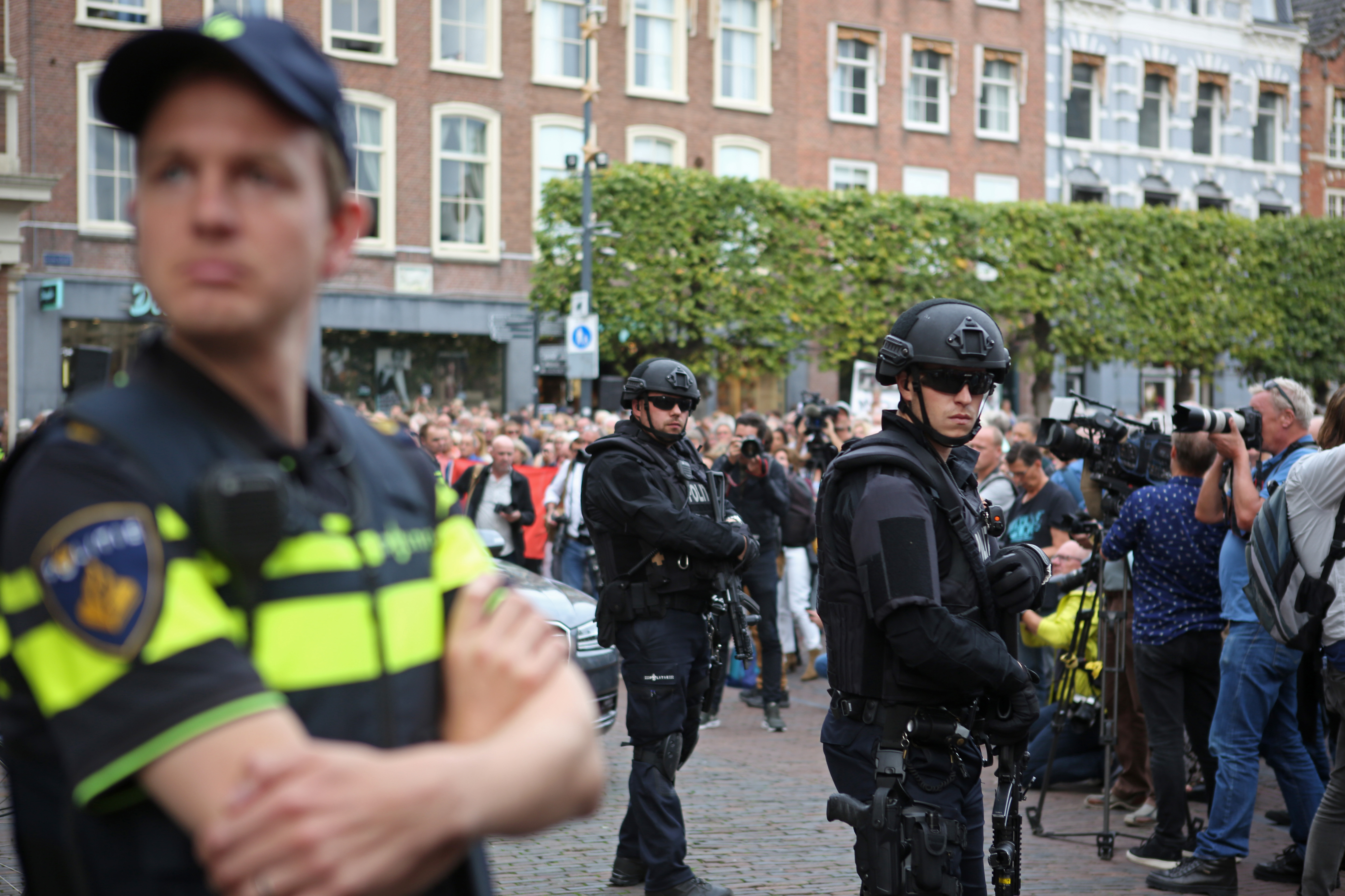 Onder toezicht van zwaarbewapende politie verliep de manifestatie op de Grote Markt vredig. (Foto: Rowin van Diest)