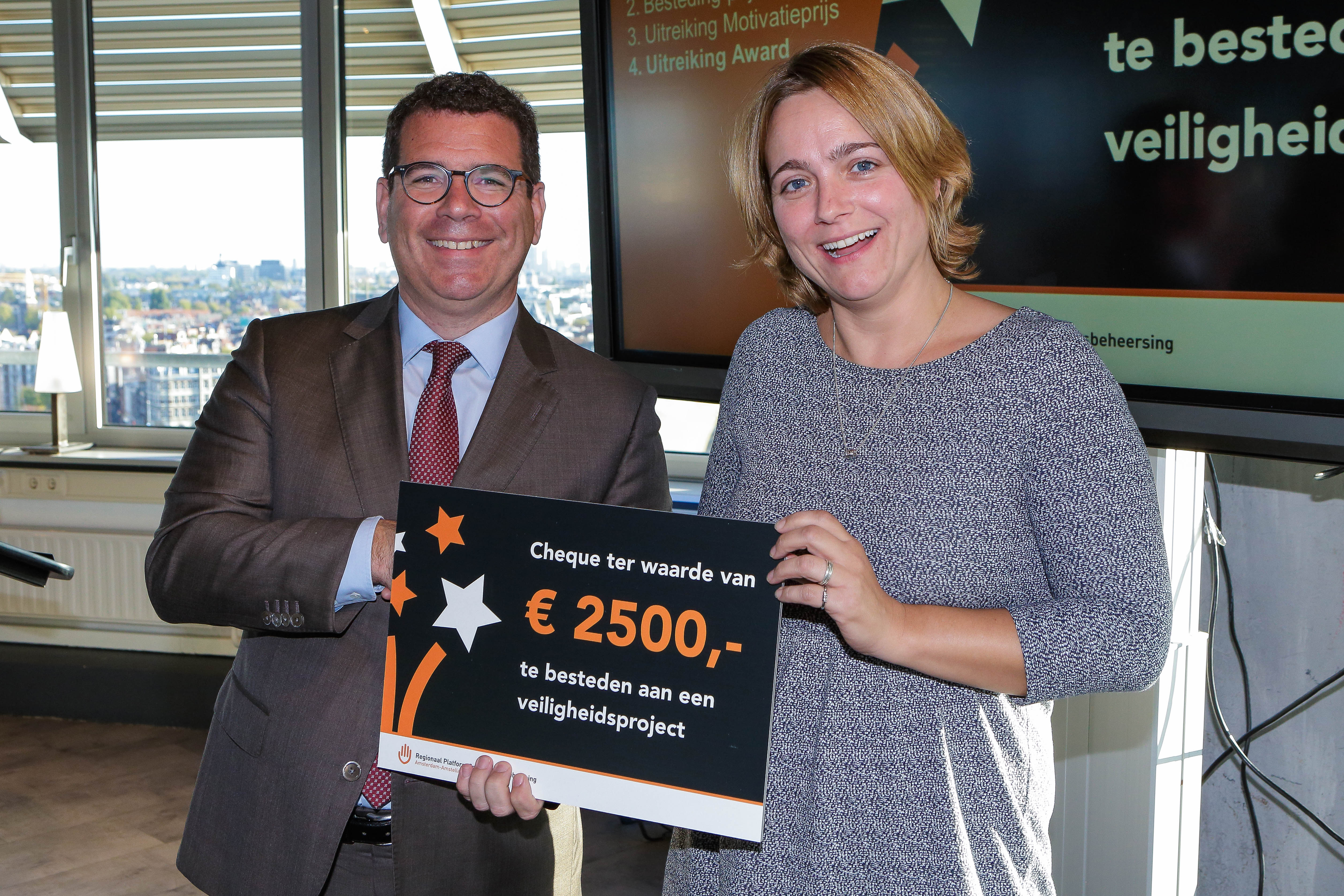 Erna Berends neemt de cheque in ontvangst. (Foto: Marco Keyzer)