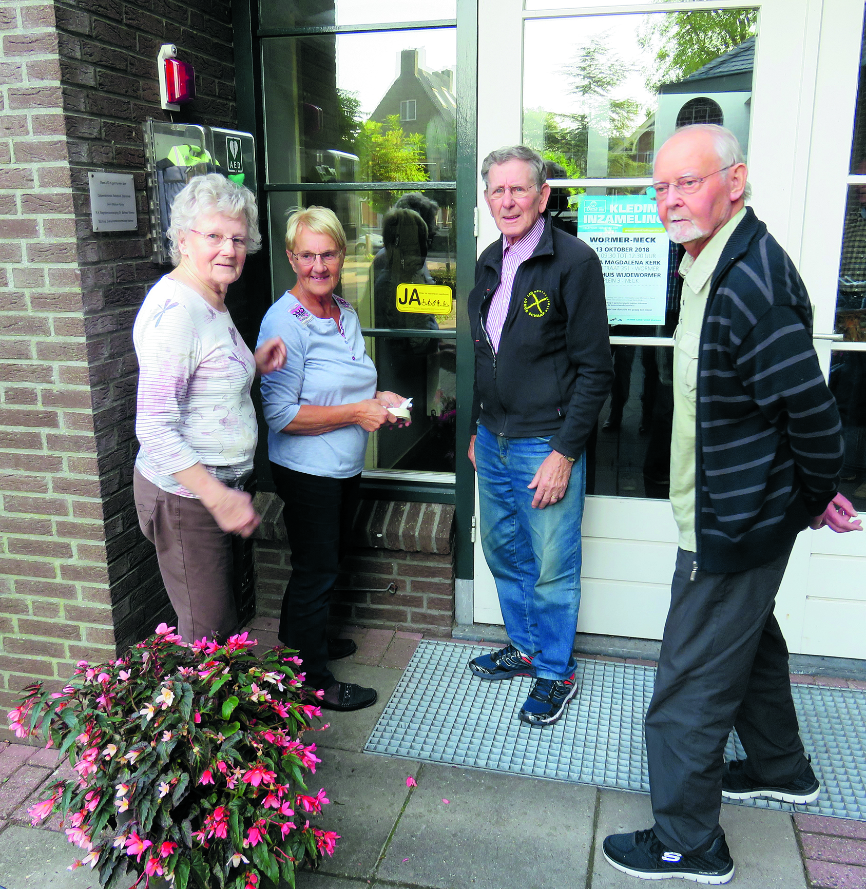 Helemaal links: Geerie Butter-Voorn. Daarnaast Gurie Lelie-Rezee van het Platform, die de sticker, behorende bij het Veiligheidscertificaat, bevestigt. Tweede van rechts haar man Jan en helemaal rechts Niek Kenter. (Foto: Platform)