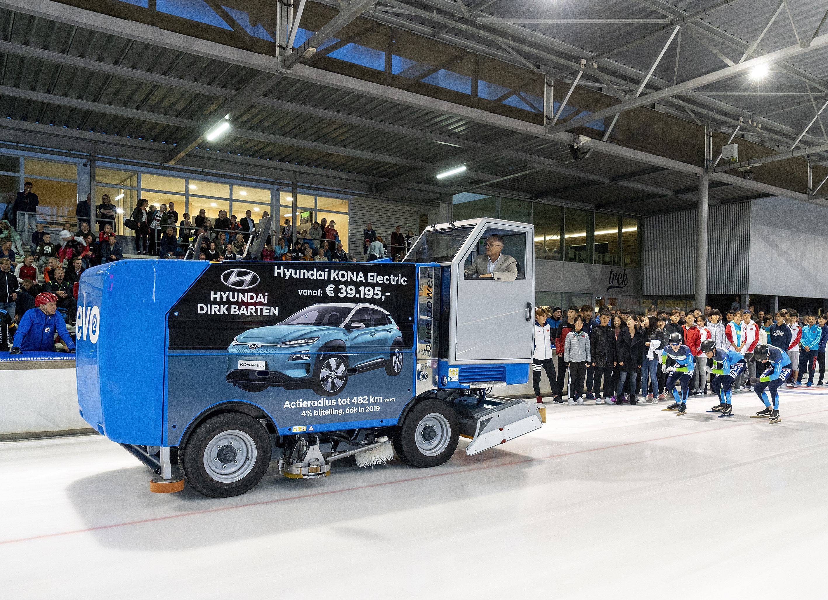 Sportwethouder Pieter Dijkman opende vrijdag 12 oktober de compleet verbouwde ijsbaan De Meent. (Foto: Jan Jong Fotografie)