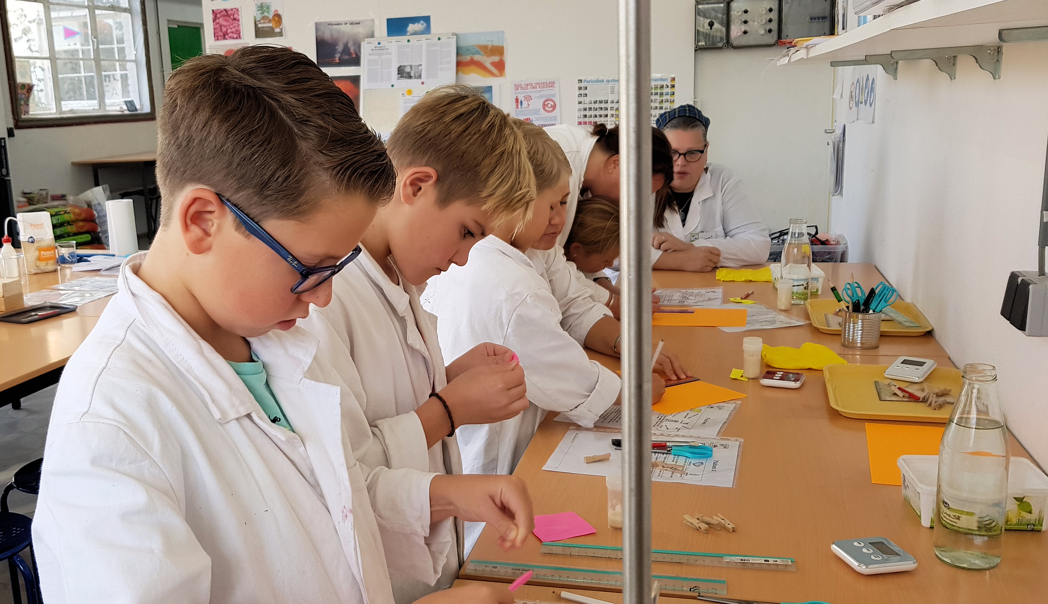 De kinderen lieten het flink knallen bij het Hemlab. (Foto: Hemlab)