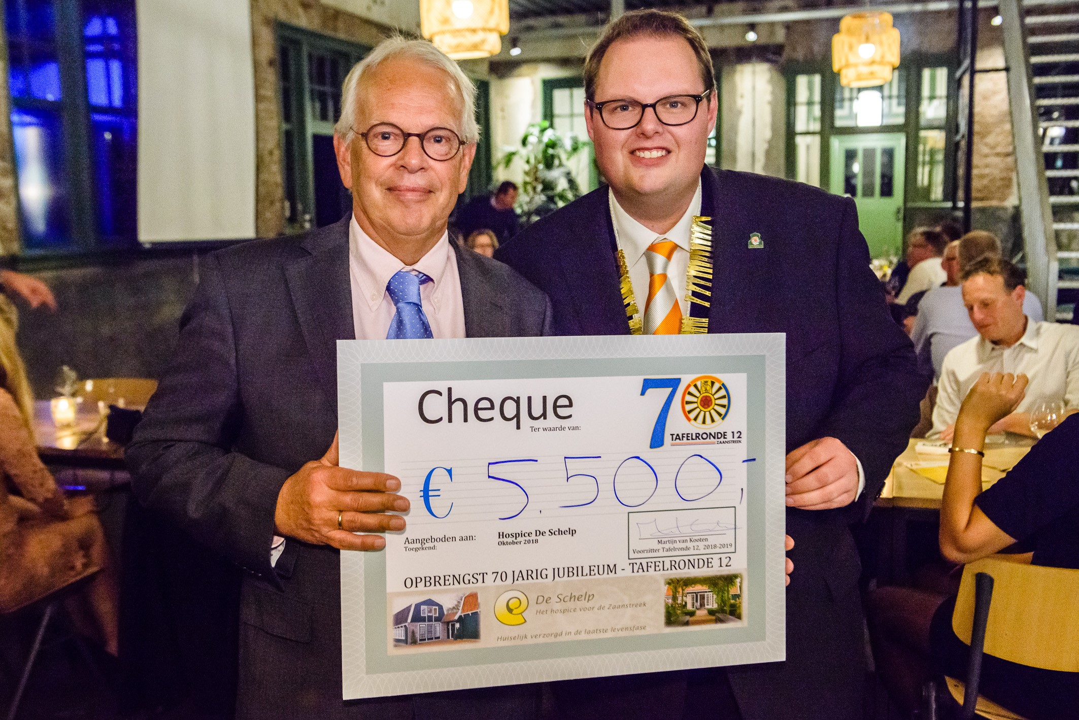 Hospice De Schelp ontving een cheque van 5.500 euro. (Foto: Pascal Fielmich / Tafelronde 12 Zaanstreek)
