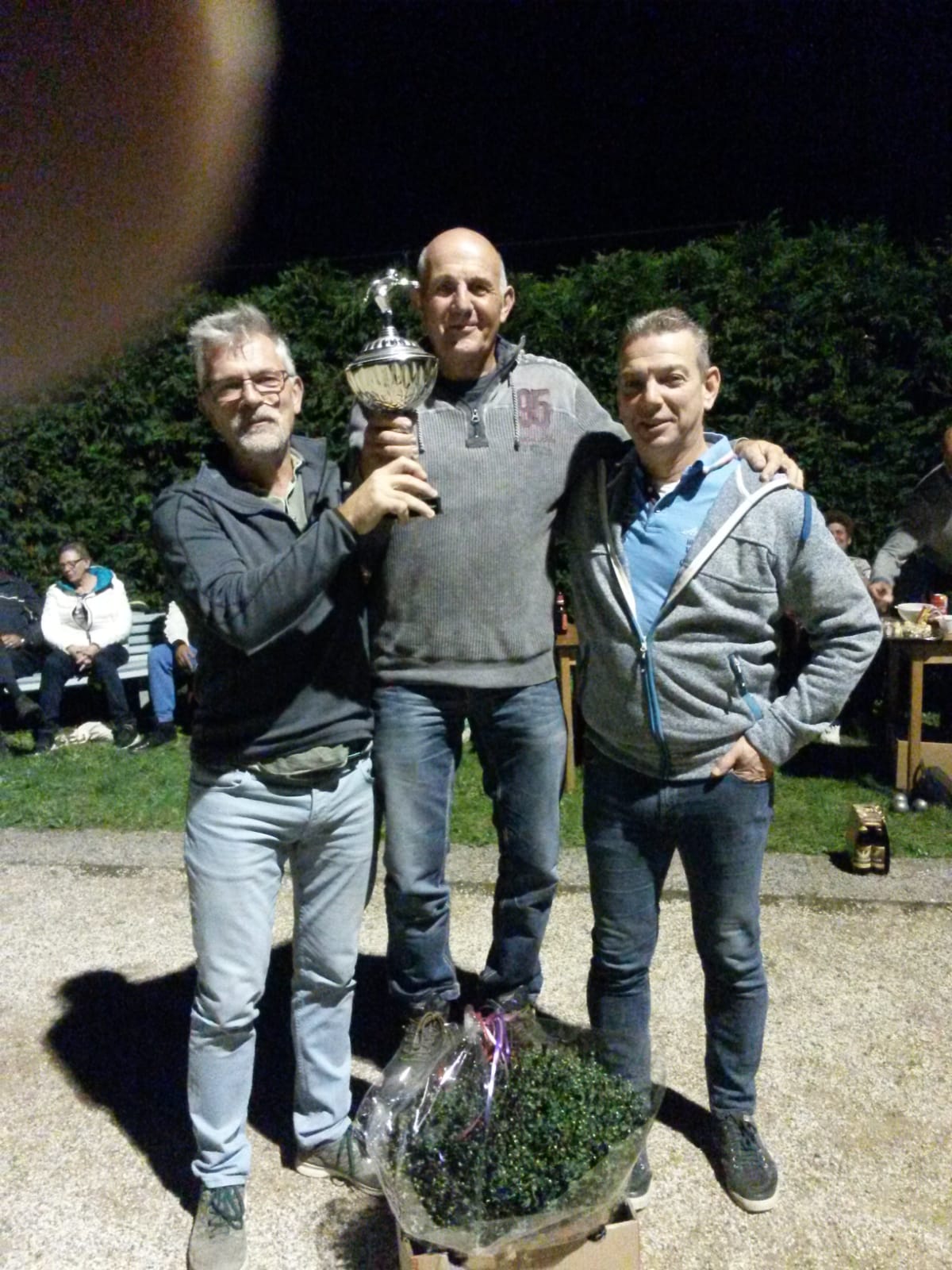 KnolBoules-winnaar Mart van der Vlekkert met de wisselbeker, geflankeerd door Marcel Bults (links) en Robert Jan Krijgsman. (Foto: Bart van der Laan)