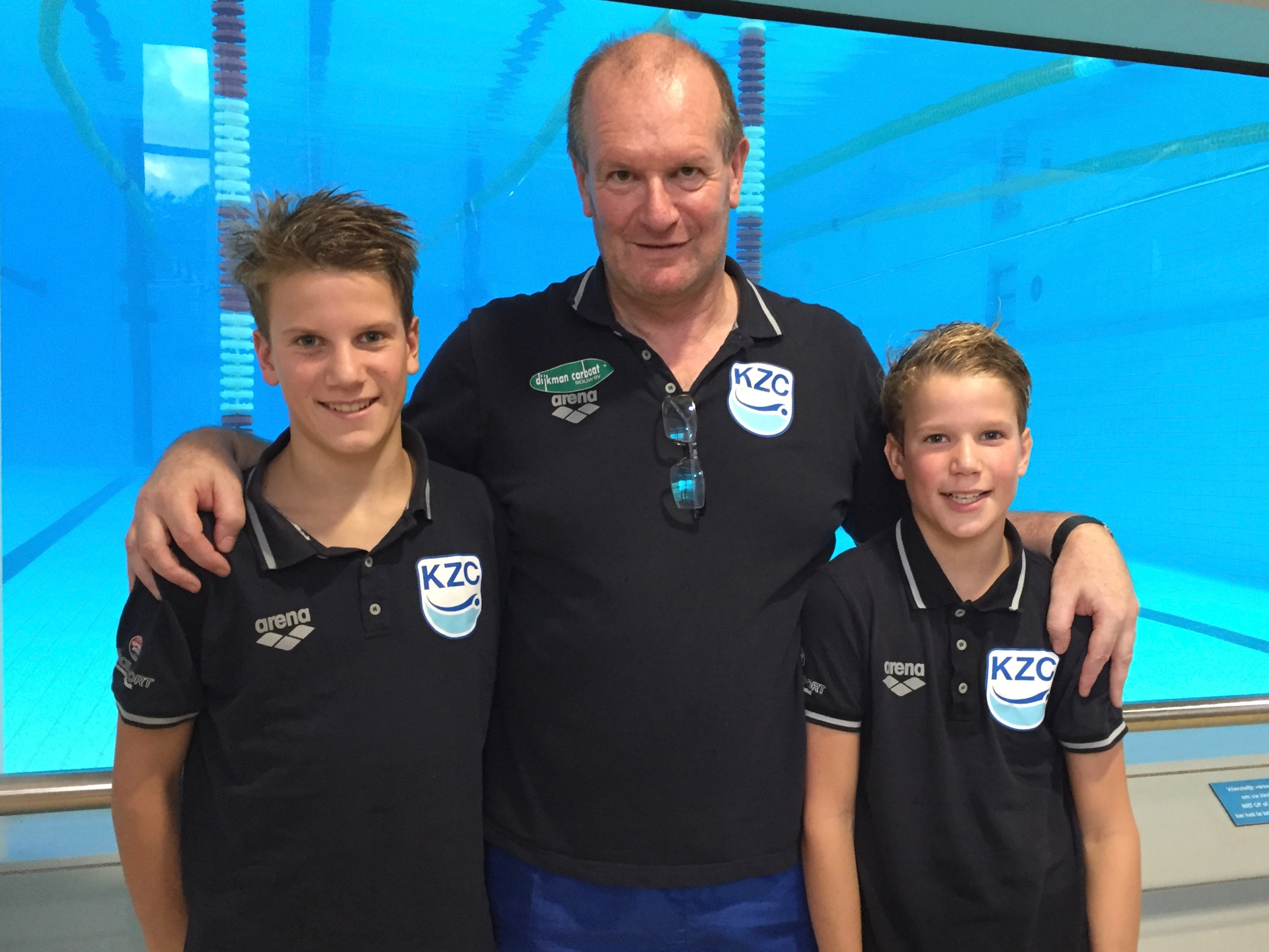 van links naar rechts Tycho de Jonge, trainer Paul Martens en Feico de Jonge. (FOTO: AANGELEVERD)