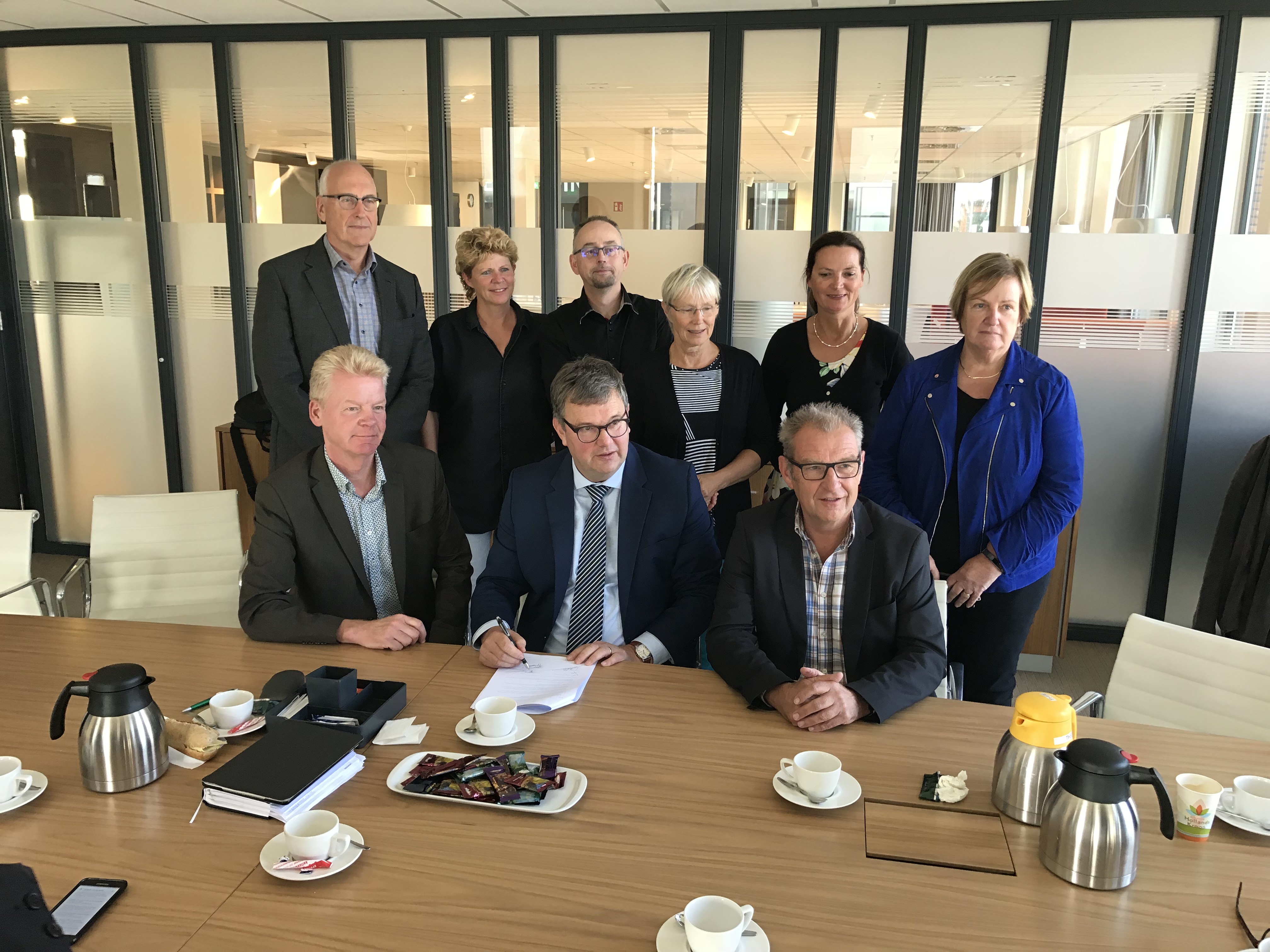 Achterste rij v.l.n.r.: Age Miedema (SSWW), Marga Hendriks (Kappio), John Deckers (Kopwerk), José Vosbergen (Surplus), Alice Hart (SOVON) en wethouder Mary van Gent. Voorste rij v.l.n.r.: René Rigter (SOVON), wethouder Theo Groot en Gert Jan Veeter (Sarkon). (Foto: gemeente Hollands K
