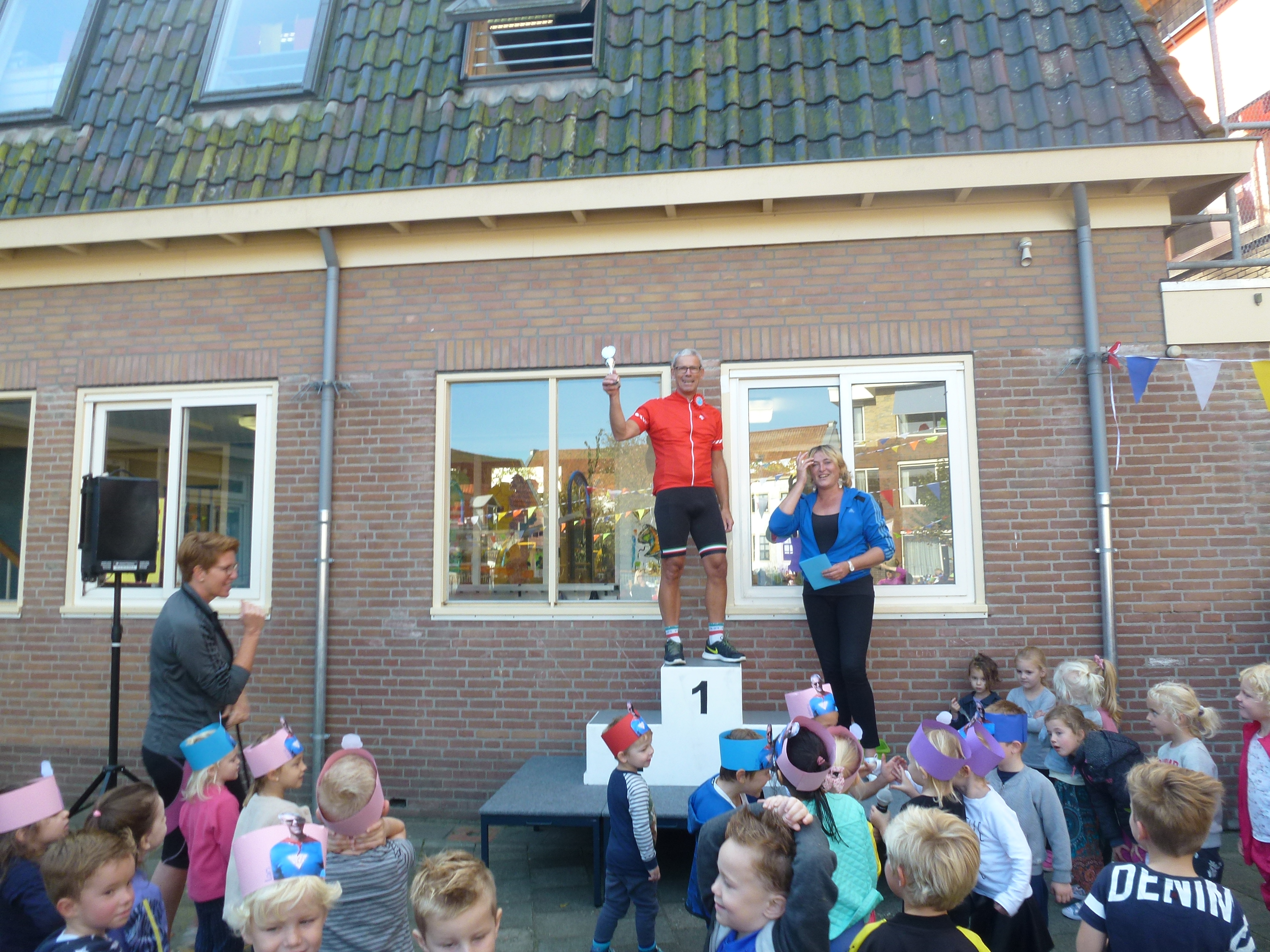 Bart Rosa Bian werd in het zonnetje gezet door zijn collega's en leerlingen. (Foto: aangeleverd)
