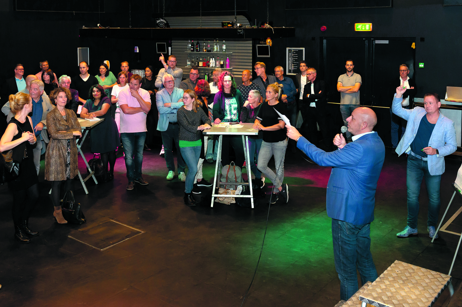 Thierry van der Weide (rechts) tijdens zijn uitleg. (Foto: Han Giskes)