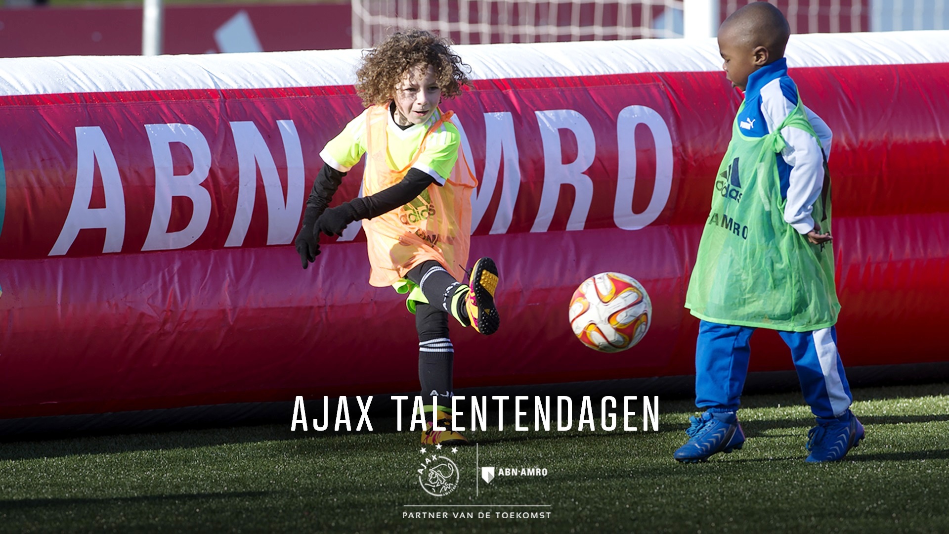 Talenten in de dop willen graag voetballen in het magische rood-wit van Ajax. (Foto: aangeleverd)