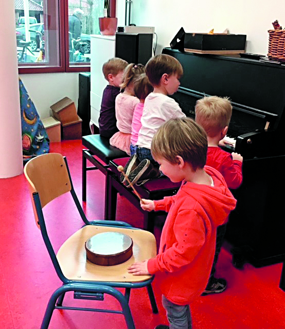 Peuters zingen zelf erg graag en vinden het leuk om bijvoorbeeld met eenvoudige muziekinstrumenten te experimenteren. (foto aangeleverd)