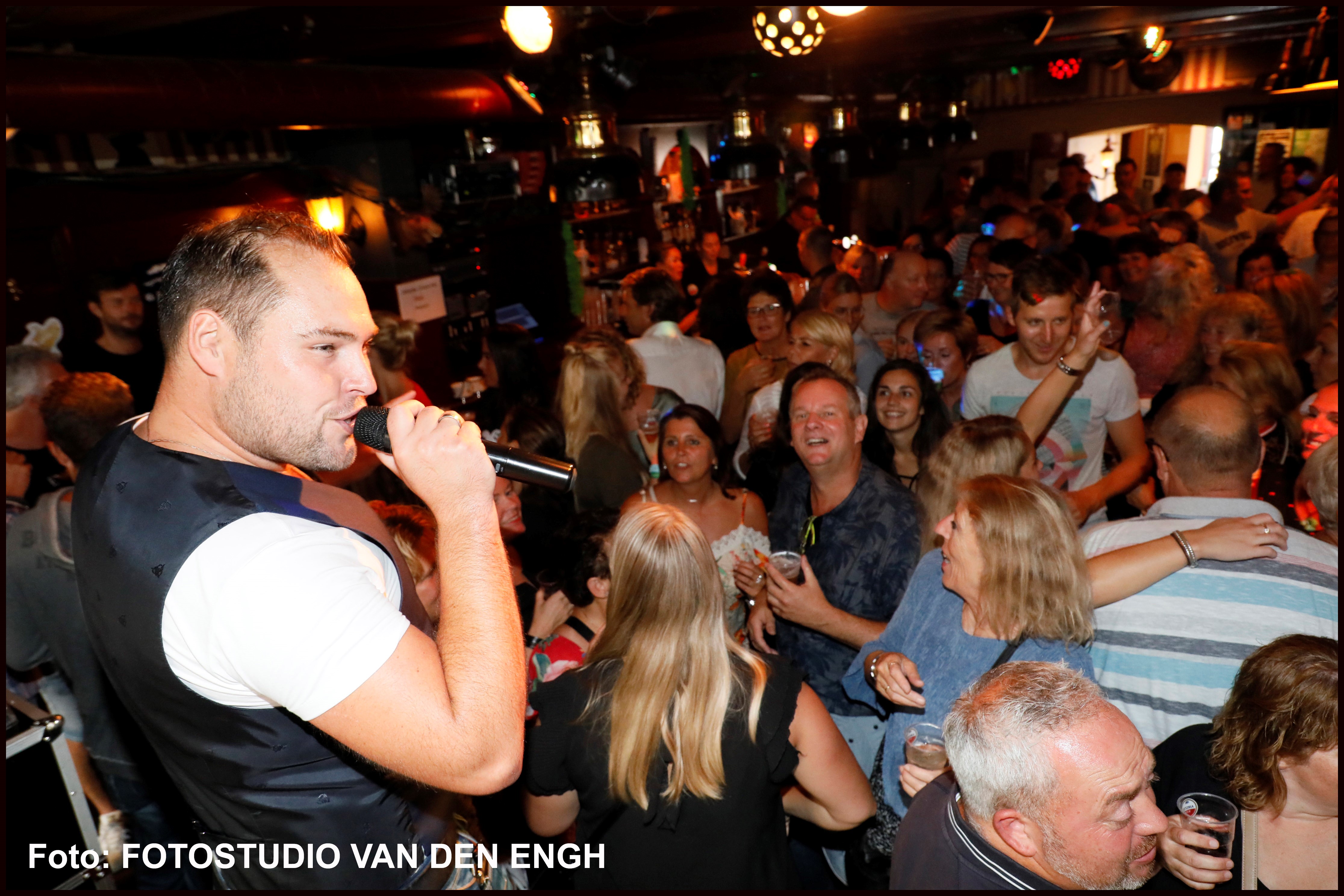 Volkszanger Benard Karsten viert op 2 november zijn jubileum. (Foto: Fotostudio Van den Engh)