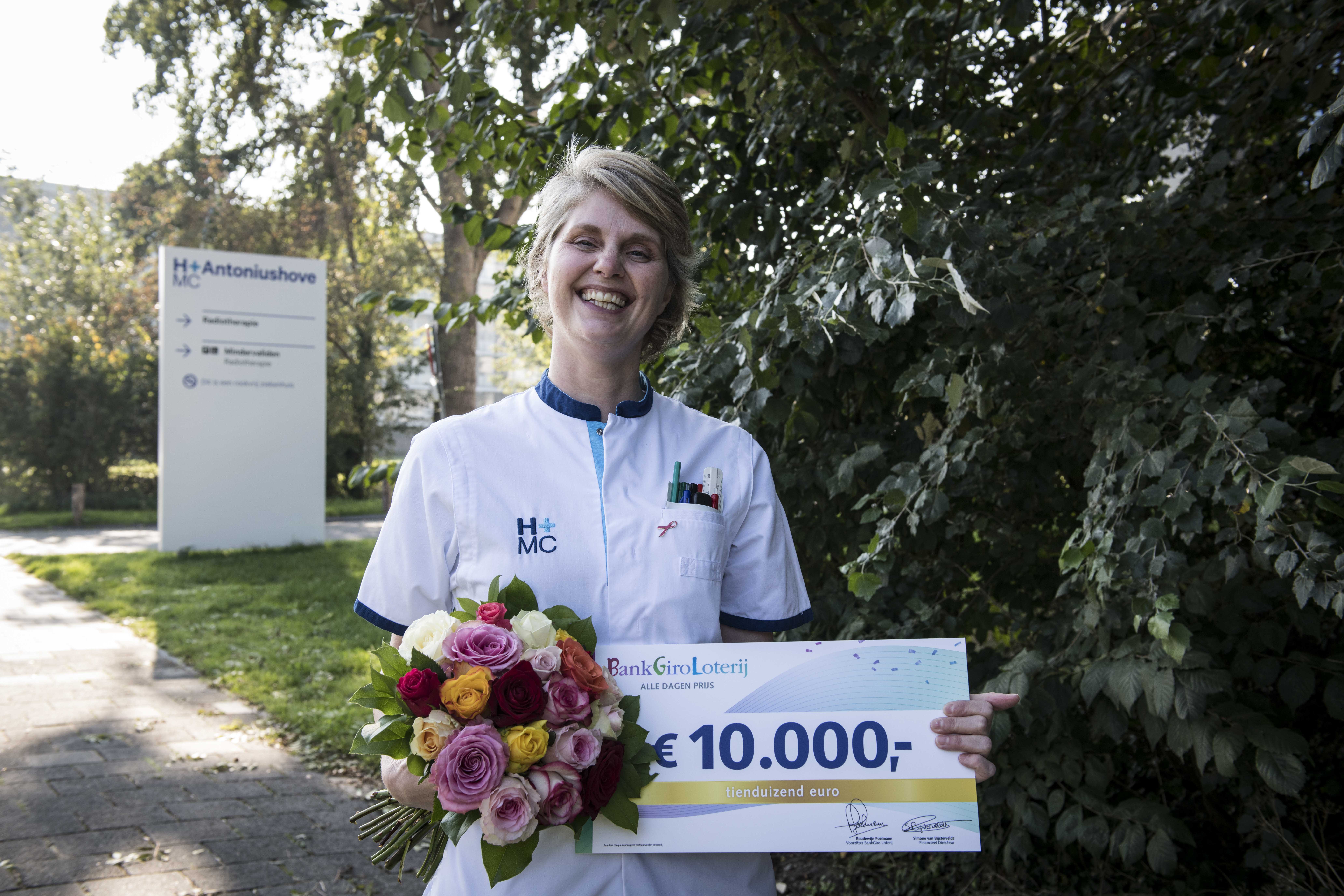 Een dolblije Mirjam werd op haar werk in Nieuwegein verrast (Foto:Jurgen Jacob Lodder)