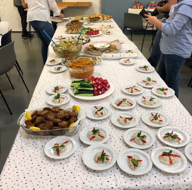 Tafel met hapjes uit verschillende landen.(Foto: Scwo)