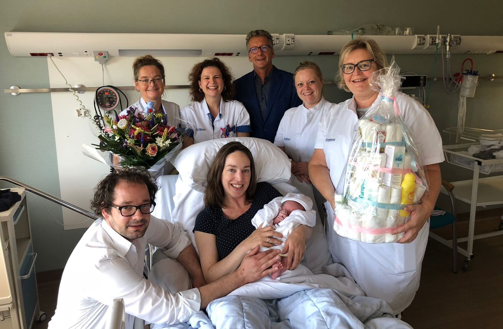 Ouders van Hugo, team Moeder Kind Centrum en Edwin van der Meer, lid Raad van Bestuur BovenIJ ziekenhuis. (Foto: aangeleverd)