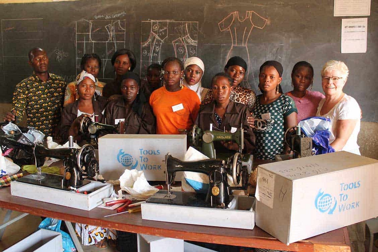 Met een naaimachine of gereedschapskist kunnen jongeren in Kenia en Sierra Leone zelfstandig aan de slag om zo een goed bestaan op te bouwen. (FOTO: AANGELEVERD)