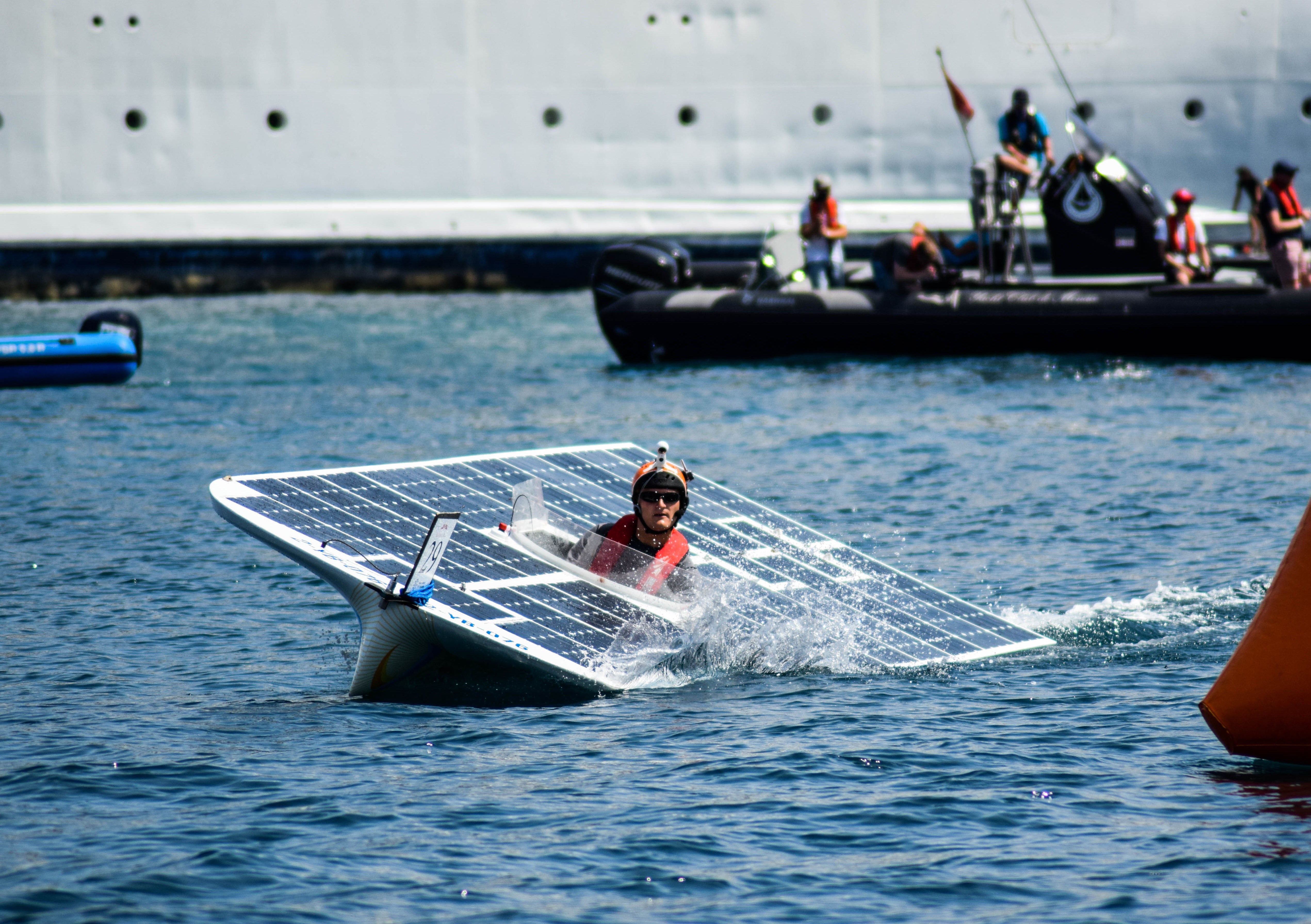 De TU Delft Solar Boat tijdens de race in Monaco in juli 2018 (Foto: PR)