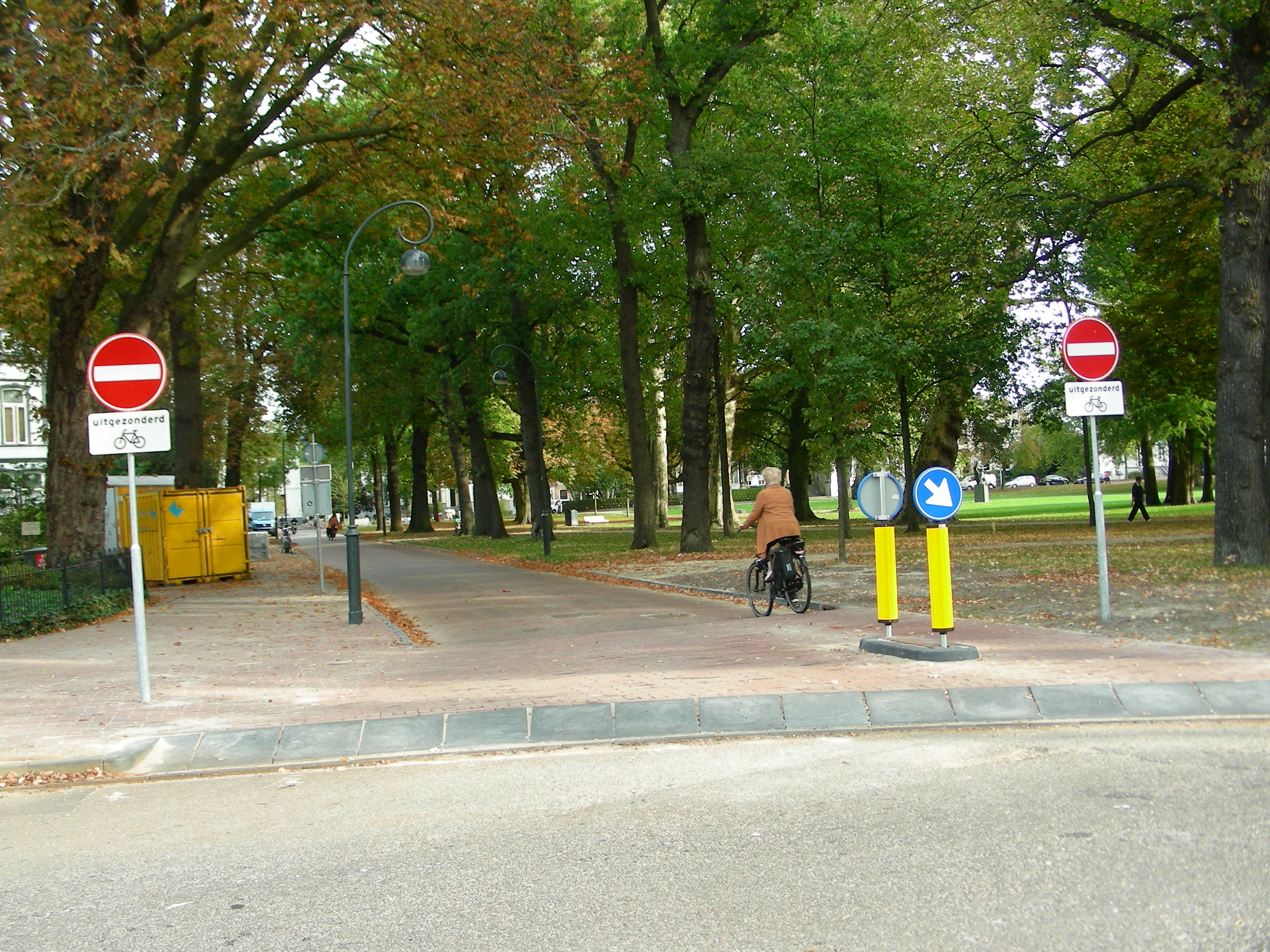 Het Kenaupark aan de westzijde is alleen nog voor fietsers en bromfietsers (Foto: Ad Timmers)