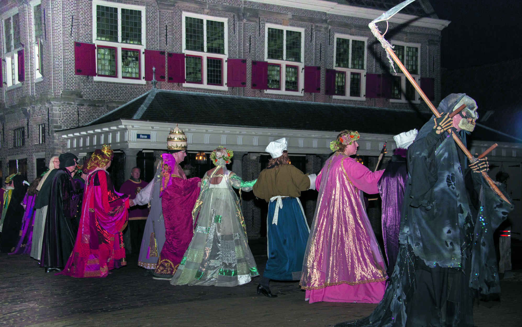 Magere Hein en dodendansers in Monnickendam. (Foto: Phfoto.nl)