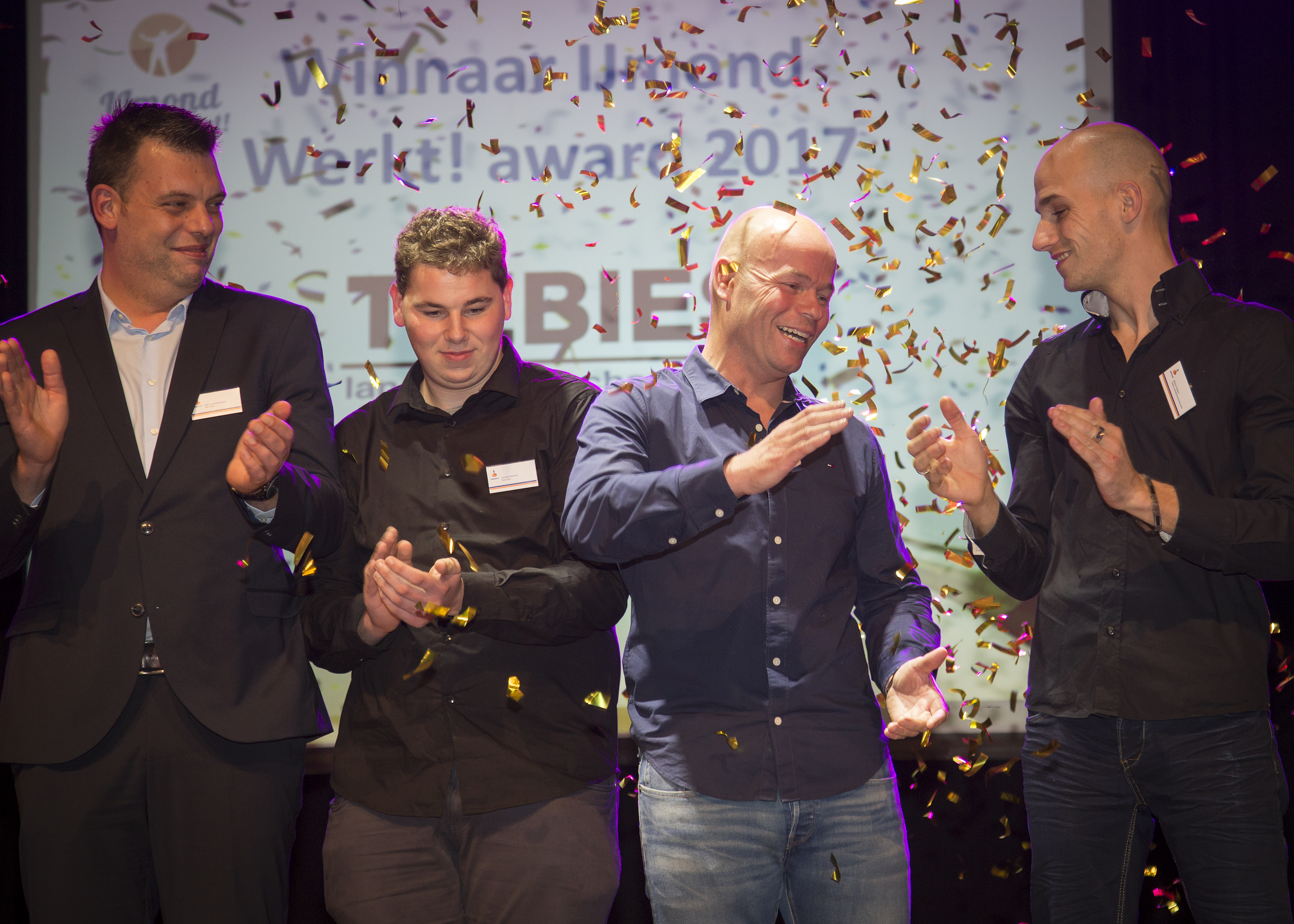 Berry Tiebie (tweede van rechts) en Melvin Peeters (rechts) vierden de overwinning in 2017. Links van hen applaudisseren Lorenzo en Marc van Tata Steel voor hen. (FOTO: AANGELEVERD)