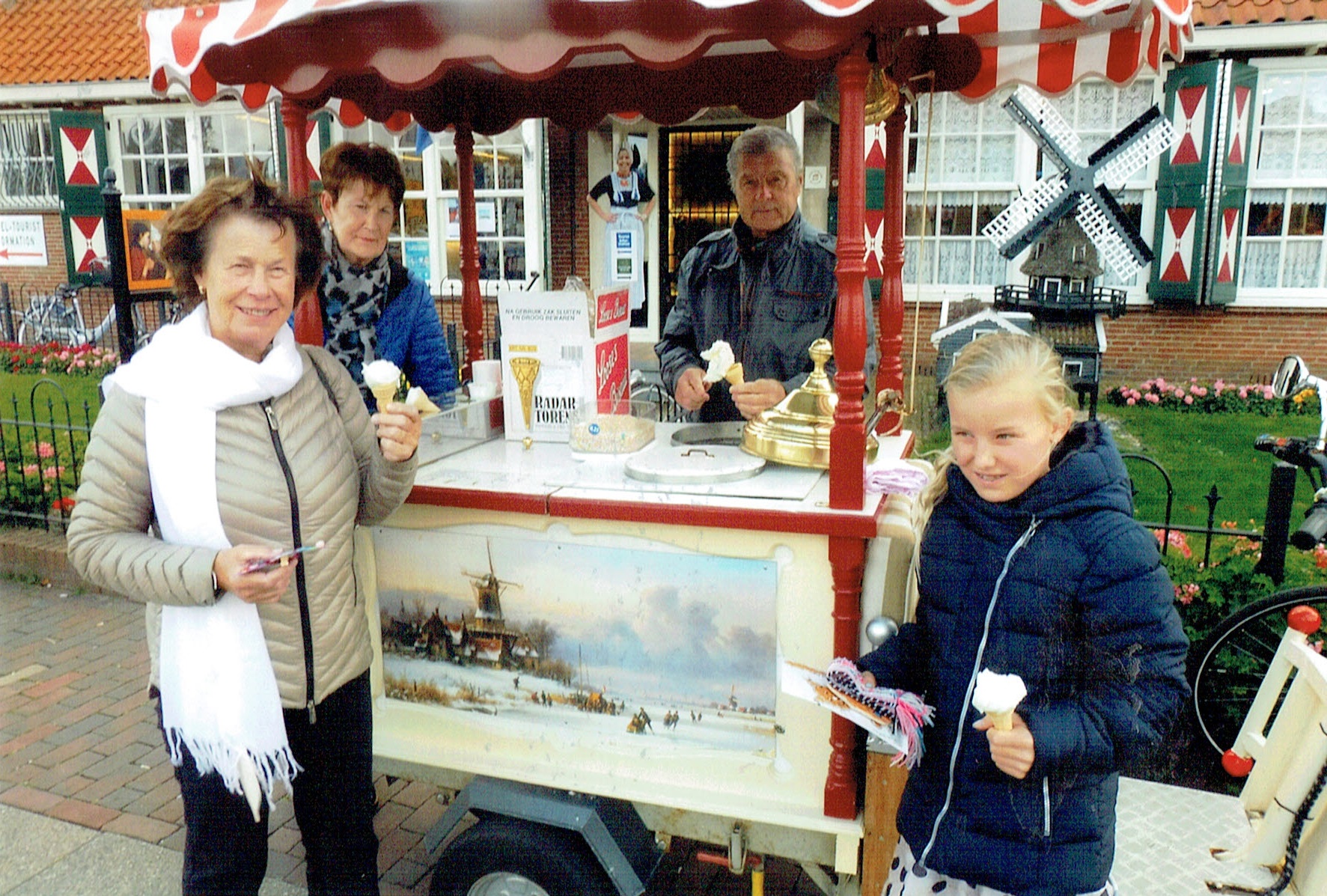 Gratis ijs van Do Tol bij Volendams Museum