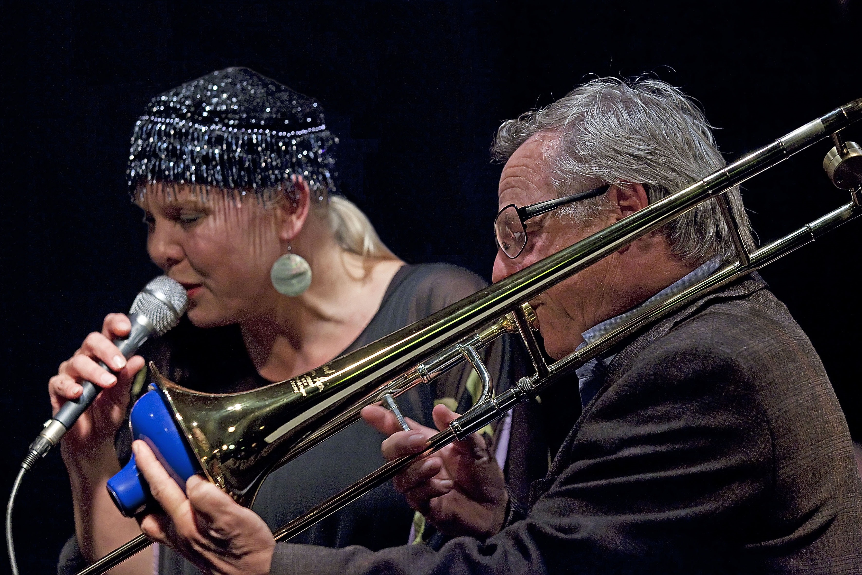 Masha Bijlsma staat met band in Mahogany Hall. (Foto: aangeleverd)