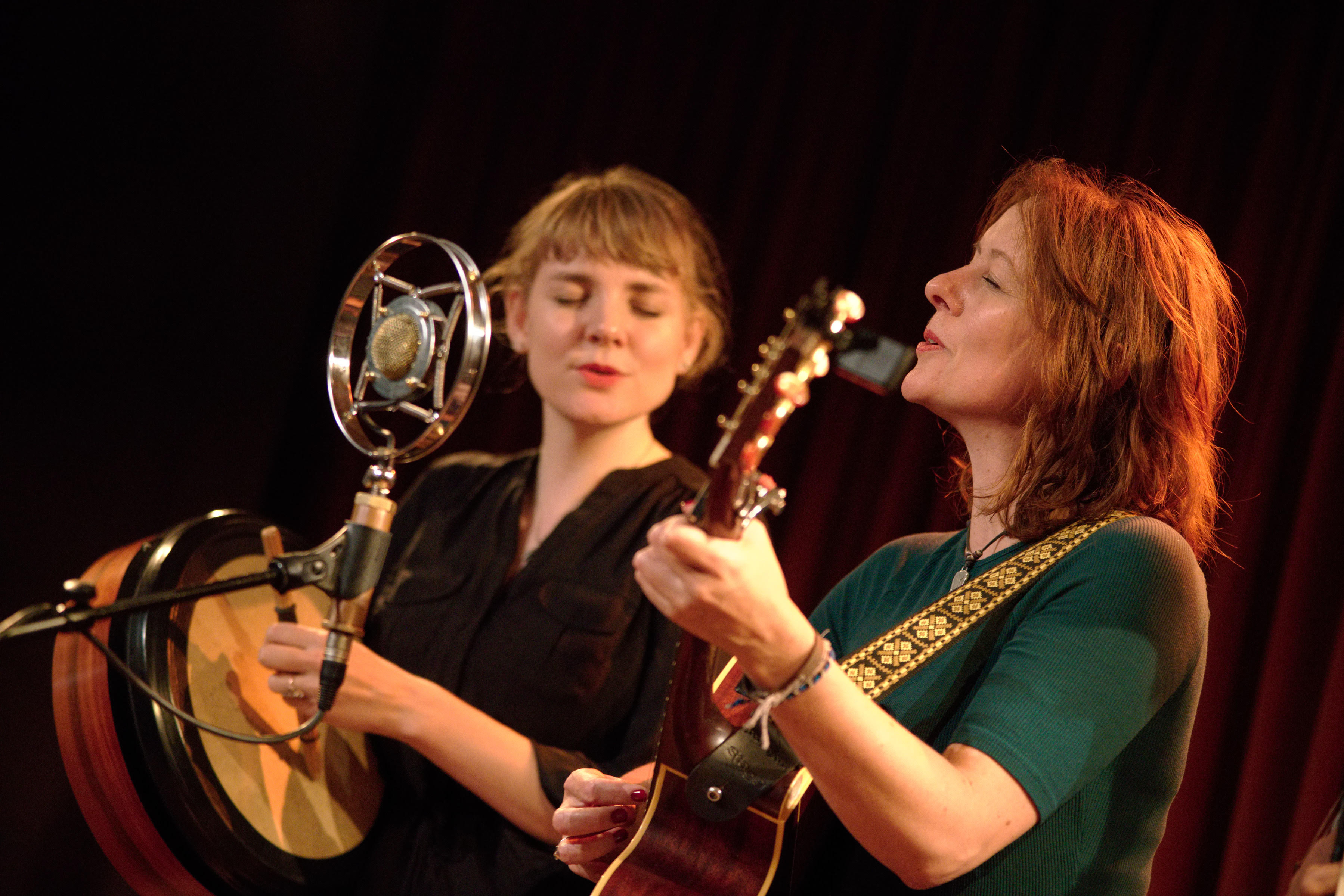 Folkduo met oor-strelende songs in Vredeskerkje. (Foto: aangeleverd).