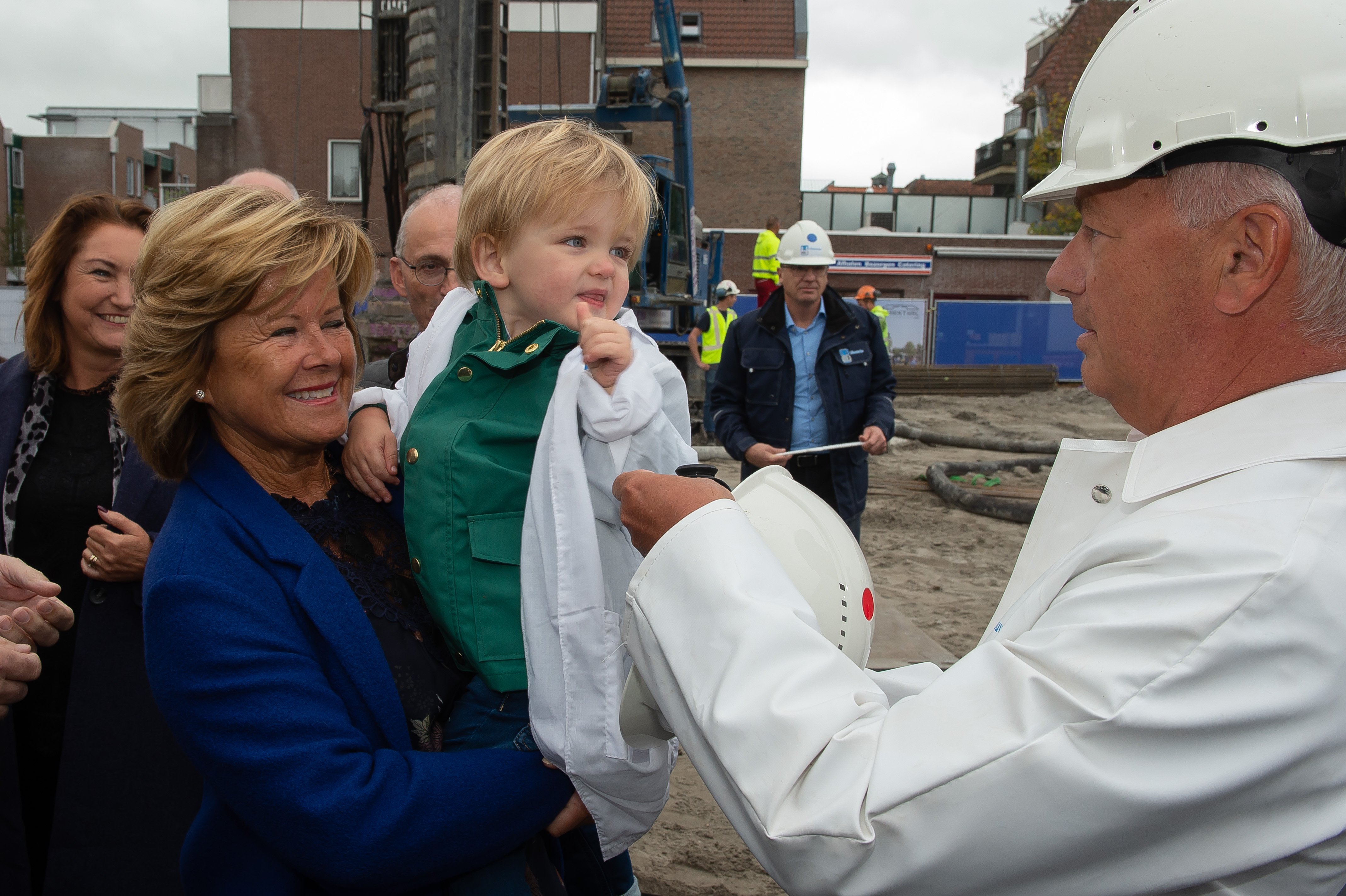 <p>Stad krijgt een monument terug<br /><span class="chapeau">Feestelijke eerste paal geslagen van Markthal op Koemarkt</span></p>