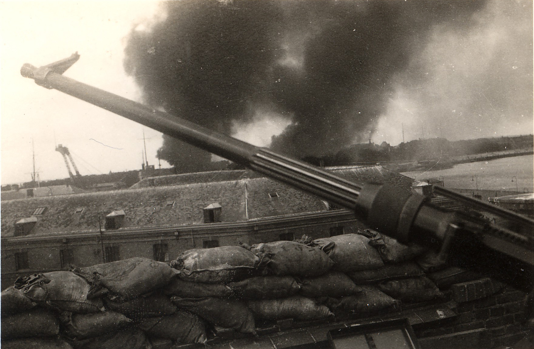 Luchtaanval op de Rijskwerf in 1940. (Foto: aangeleverd)