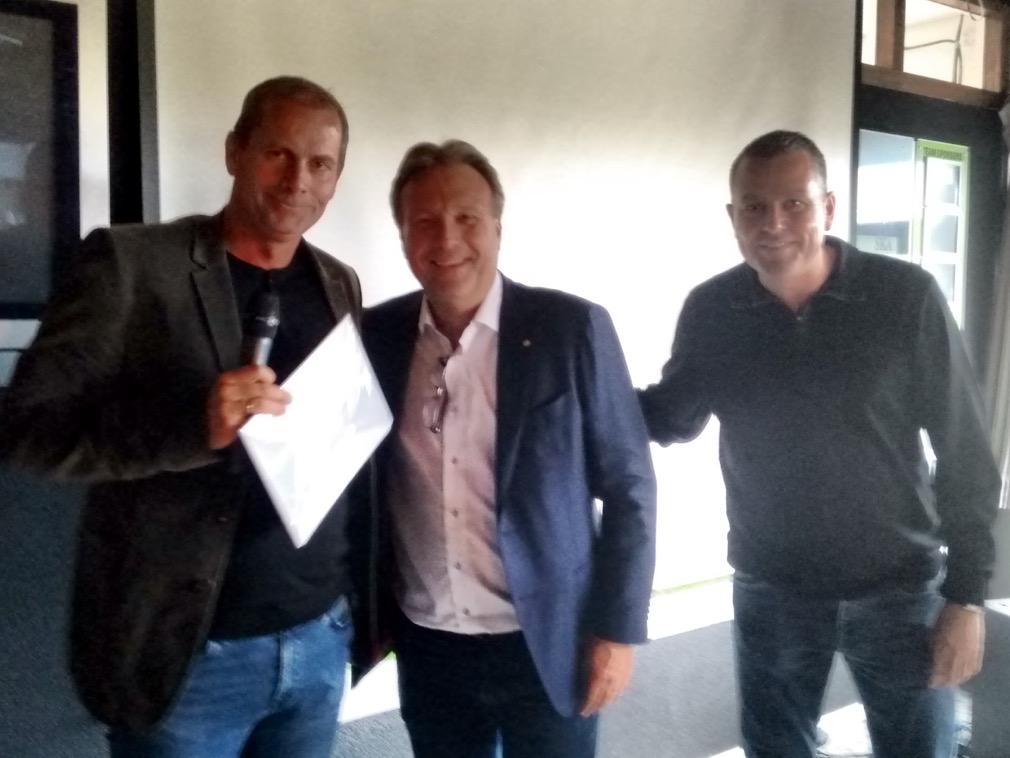 De overhandiging van de cheque door afgevaardigden van de Lionsclub Landsmeer aan de voorzitter van IVV. (Foto: aangeleverd)