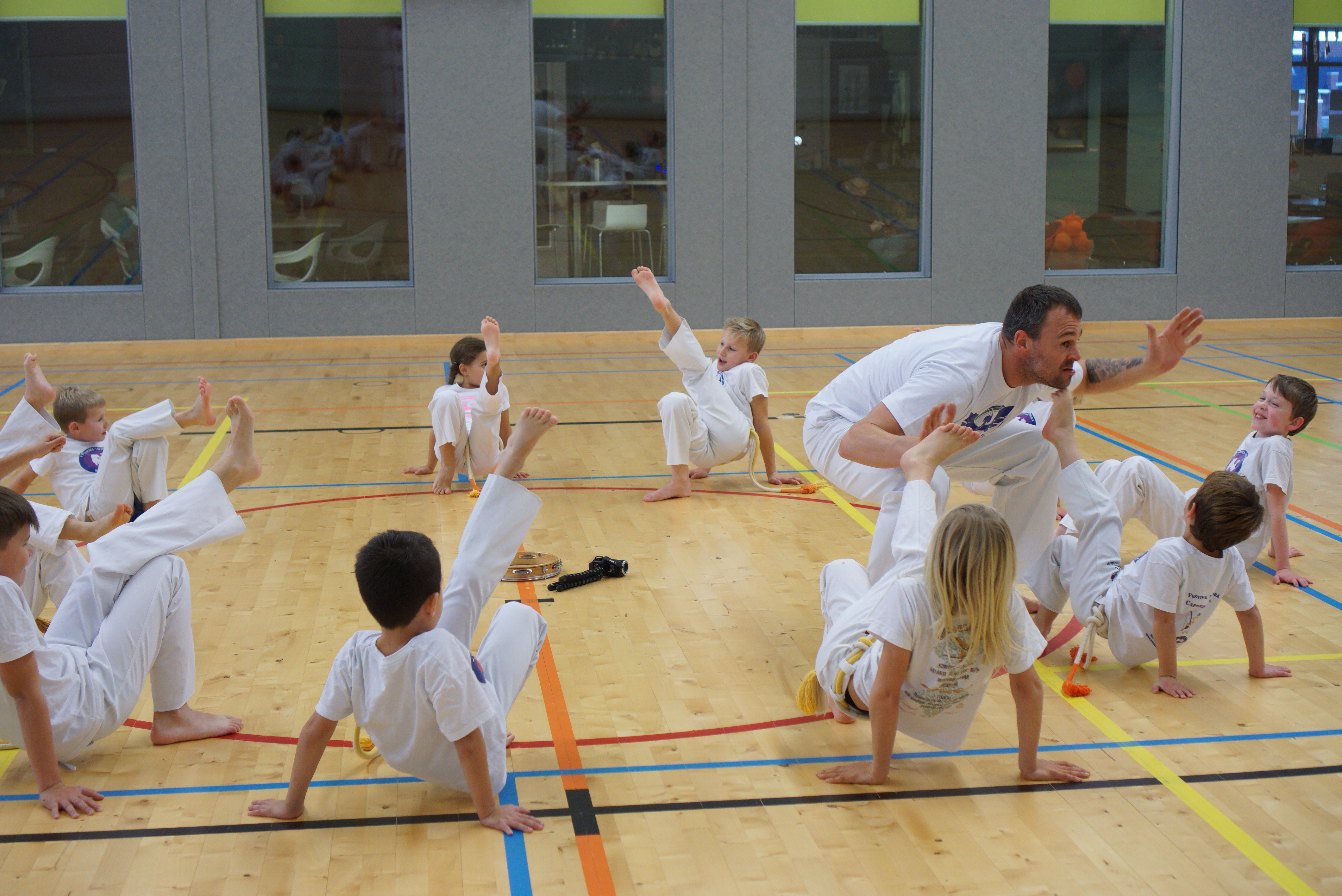 De enige manier om echt te begrijpen wat capoeira is, is door het zelf te beleven. Dat kan tijdens het capoeira-festival in sporthal De Kers. (Foto: aangeleverd)