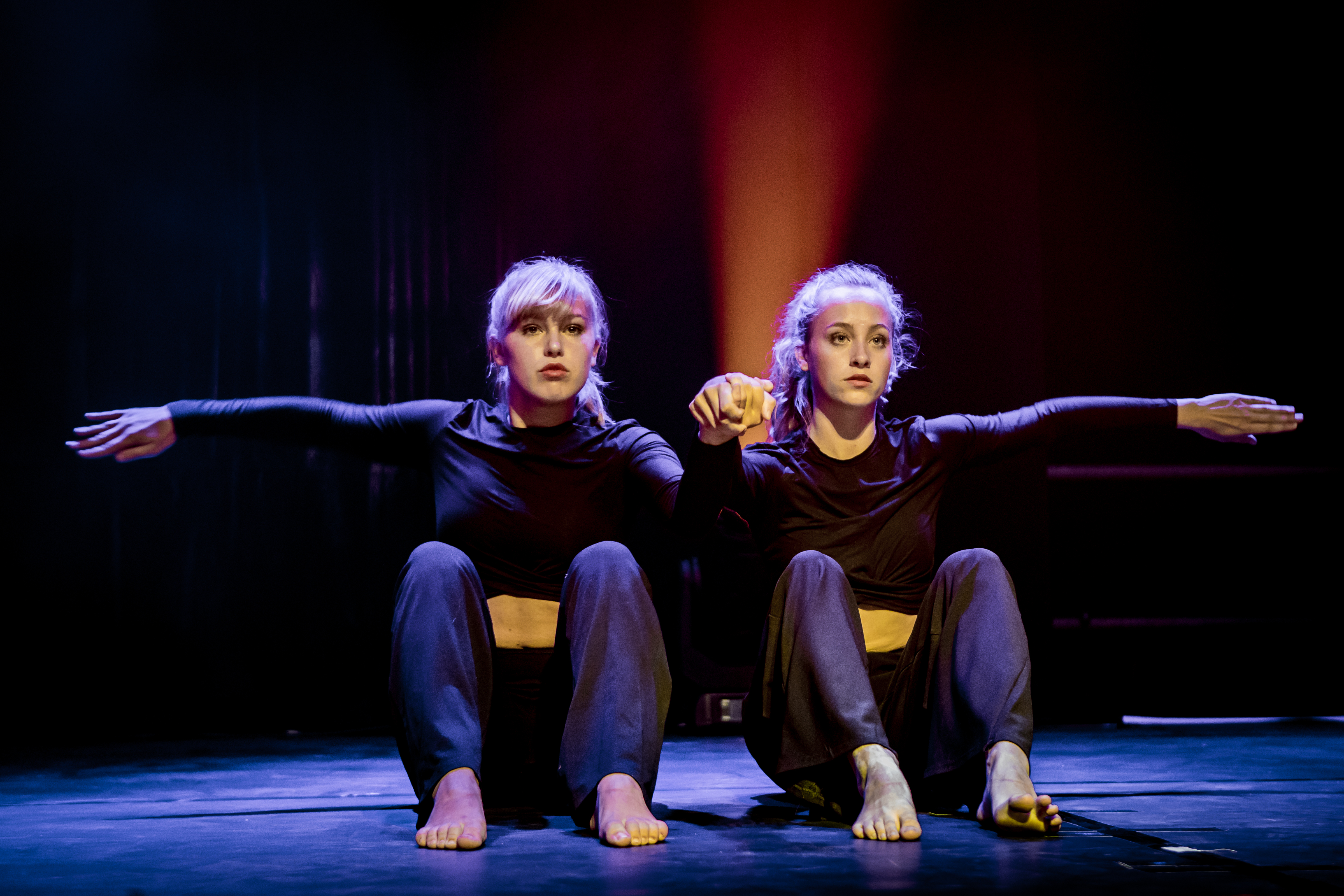 Iris en Lotte deden mee aan de workshop dans. (Foto: Marcel Krijgsman)