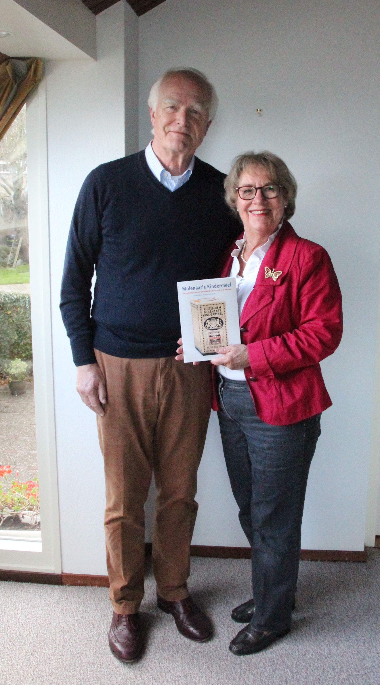 Otto en Neeltje Bleker met hun boek. (Foto: aangeleverd)