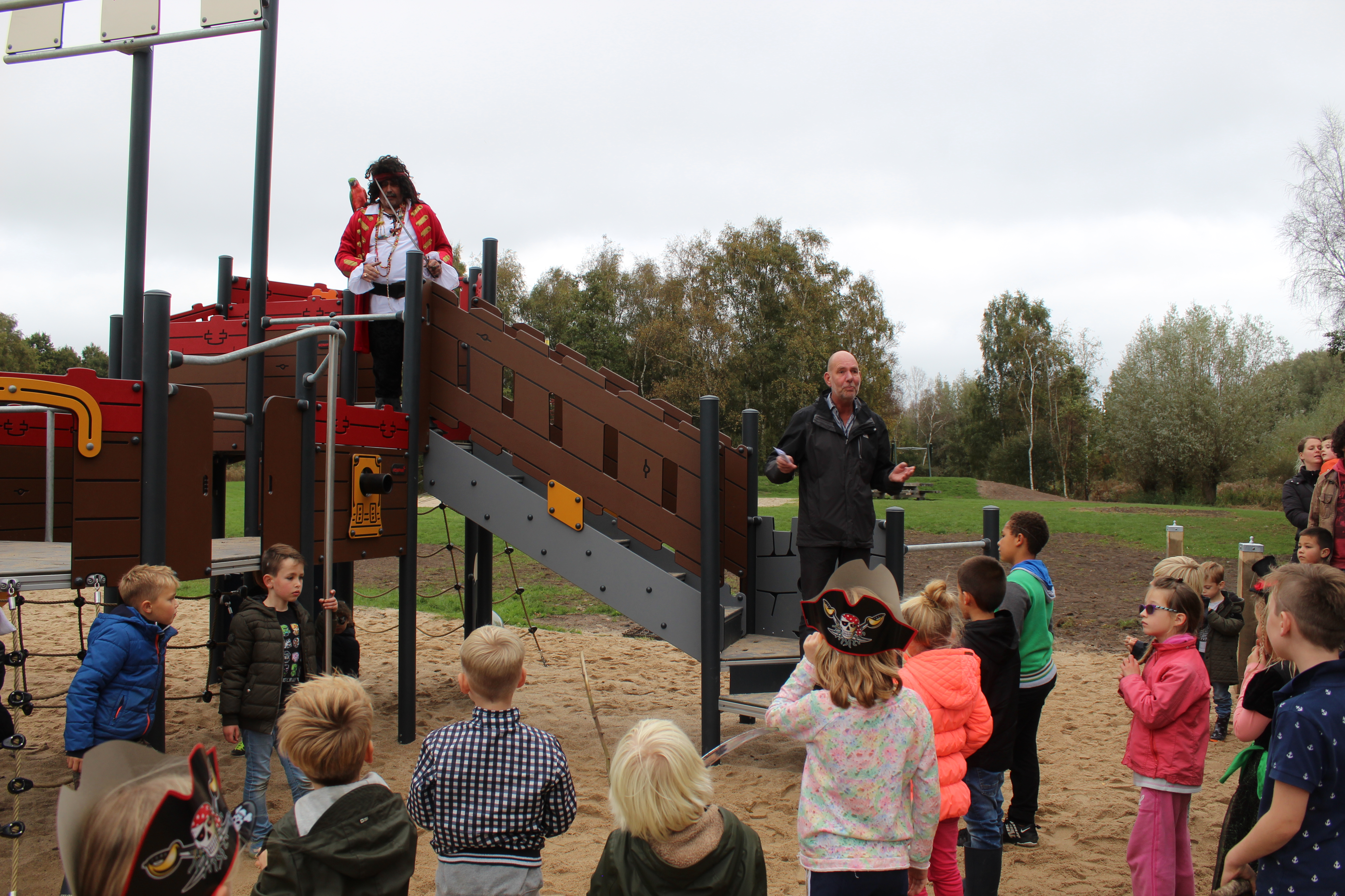 Rob Monen bij de opening van het Piratenschip. (Foto: JWvD)
