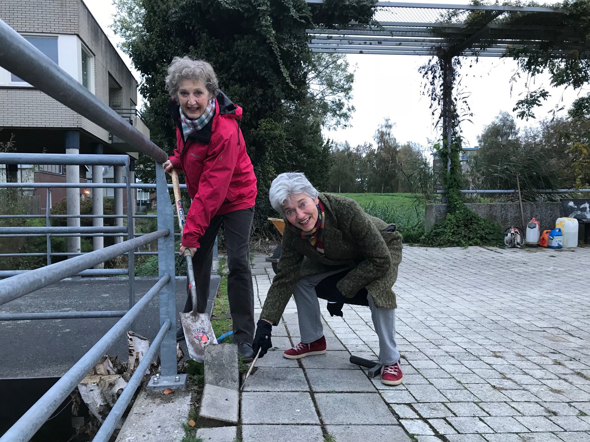 Jeltje Stegenga en Riet Ursem halen de eerste steen eruit. (Foto: aangeleverd)