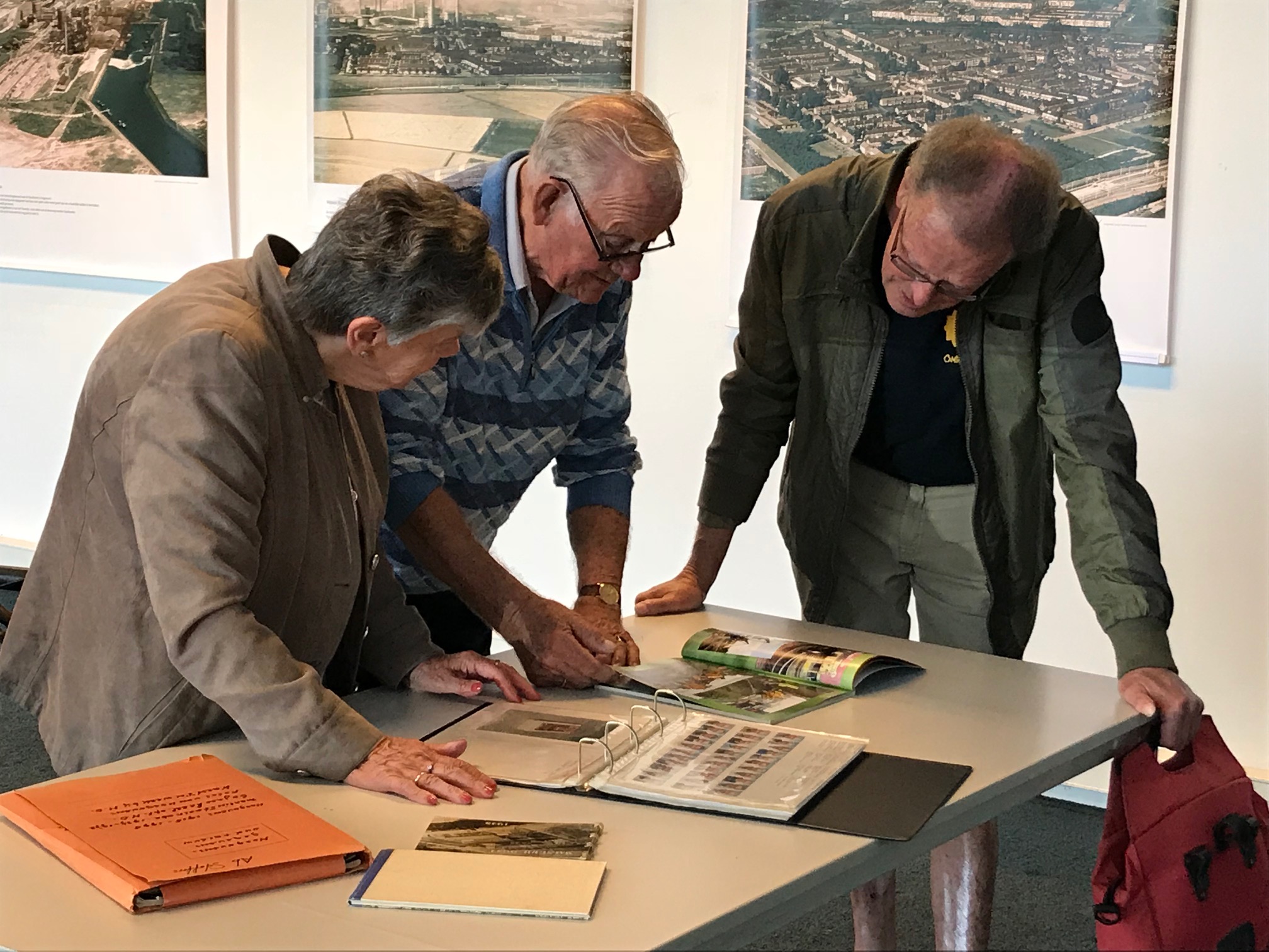 Bezoekers bekijken aandachtig de informatie over 100 jaar Hoogovens. (FOTO: AANGELEVERD)