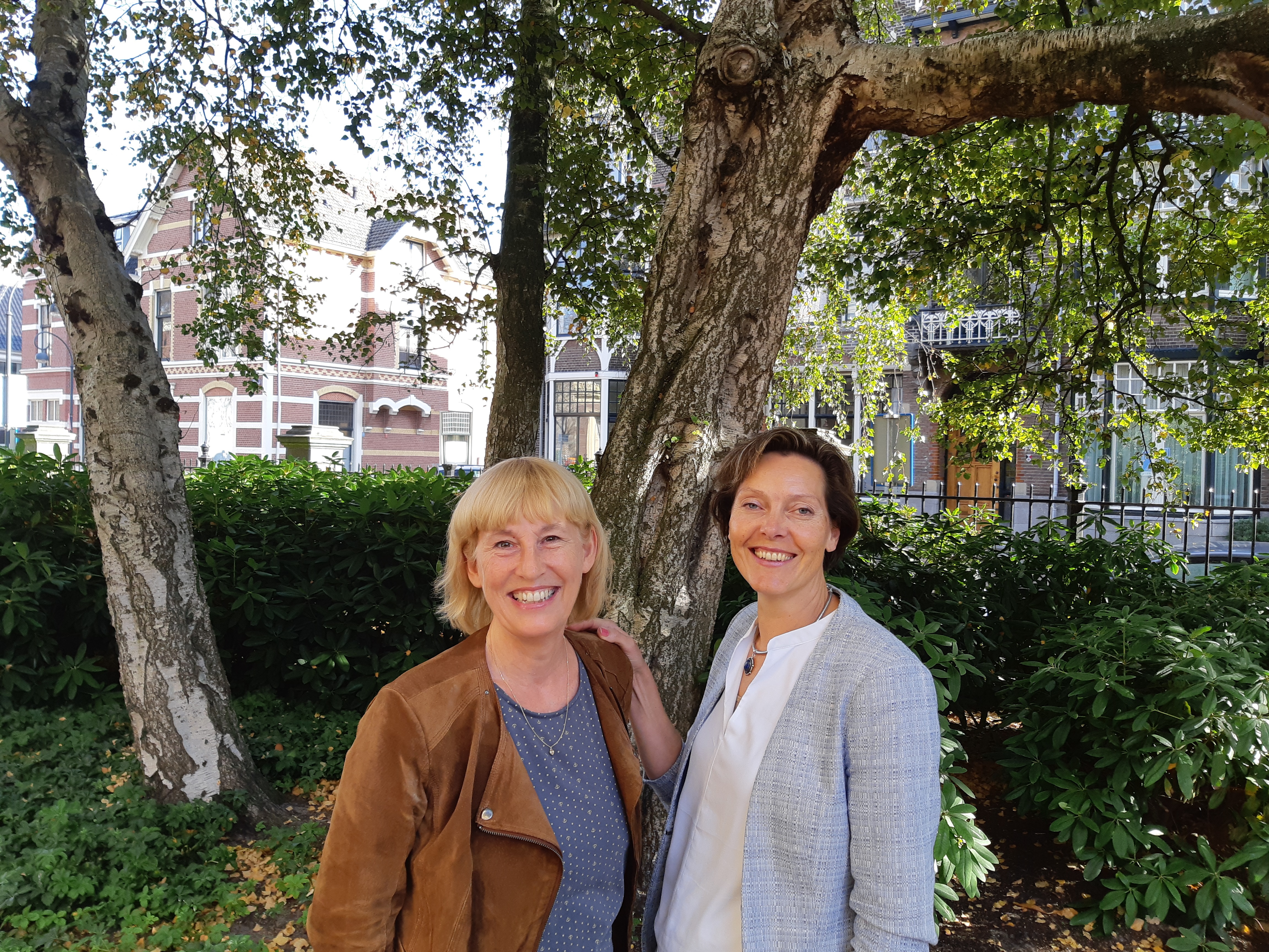 Annelies Zoomers van de SKOS en Maureen Posthumus van Kinderopvang Haarlem. (foto aangeleverd)